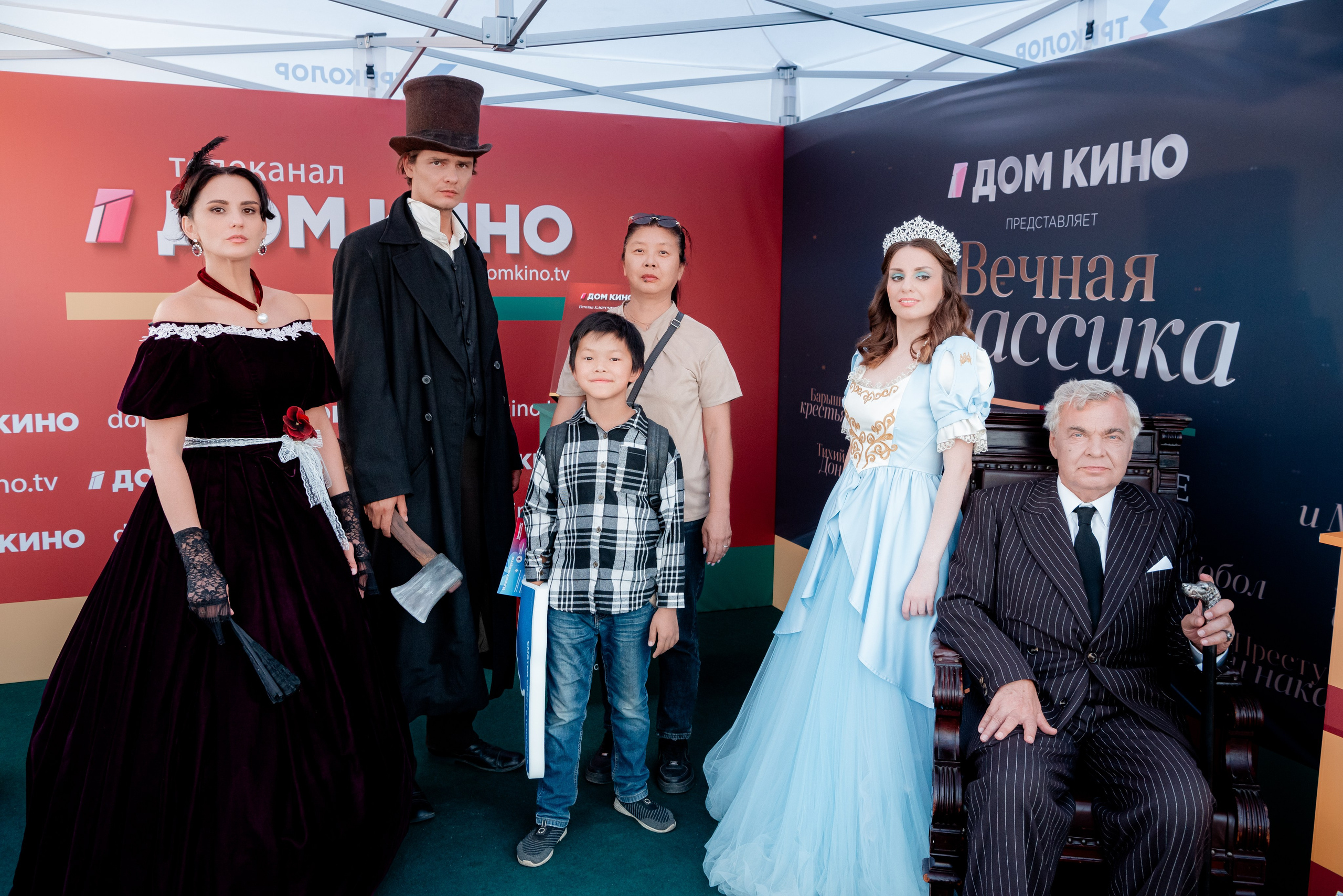 Портретные фото с артистами в палатке Триколор Дом Кинов на день города Волгоград. Фотограф в Волгограде и Волжском Александр Горбань