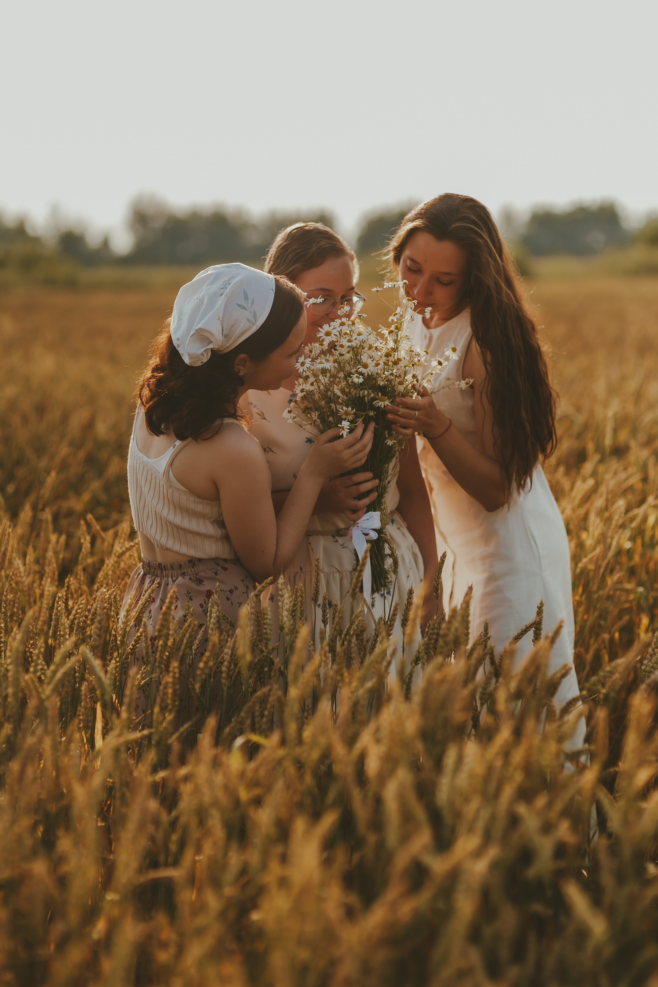 Фотосессия девушек подружек в поле. Свадебный и репортажный фотограф в Ярославле и Санкт-Петербурге Роман Микрюков