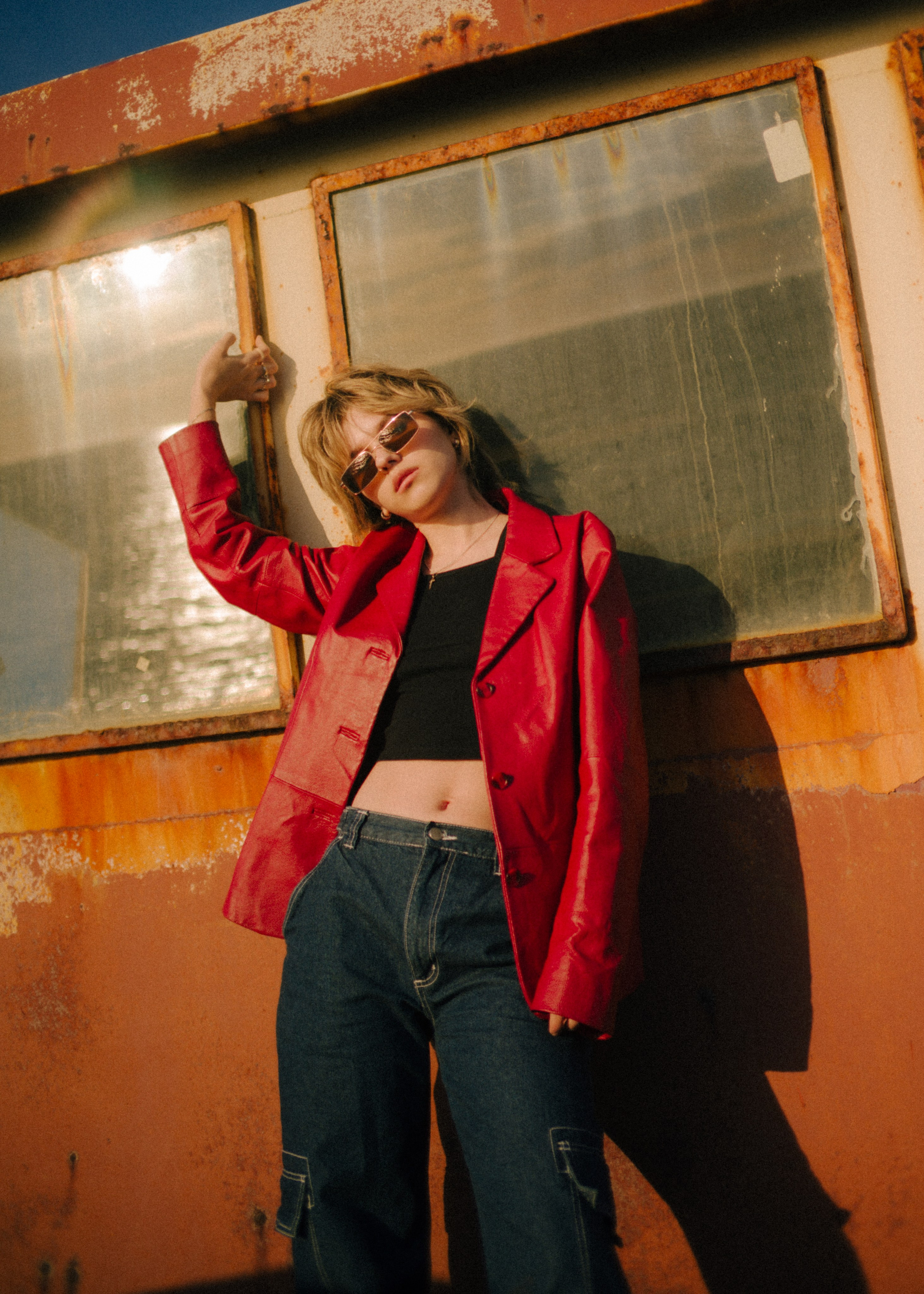 Вика среди заброшенных кораблей. Главная