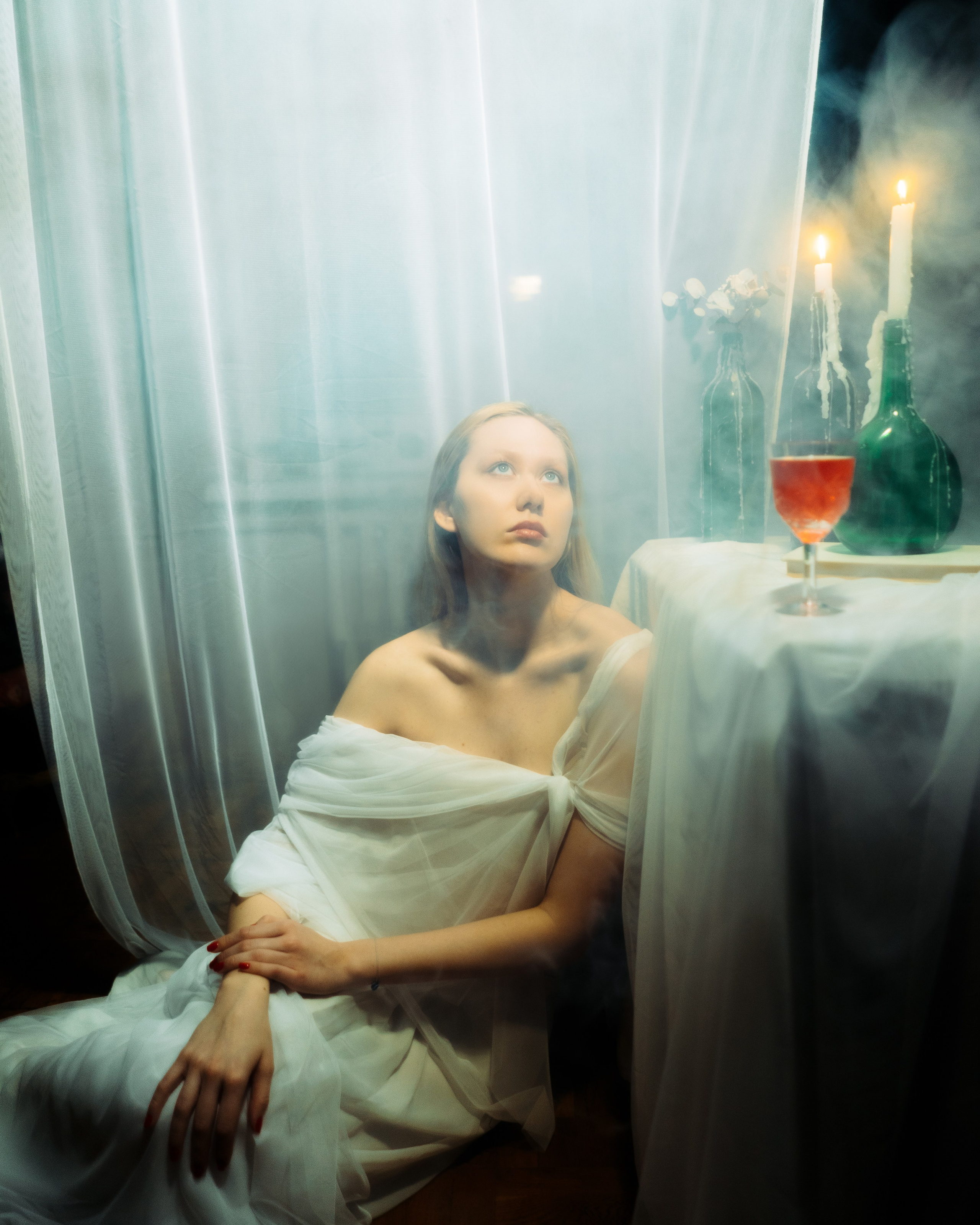 Женская фотосессия в студии с полупрозрачной тканью и свечами, авторский портрет девушки в мягком художественном свете с дымом в винтажном стиле