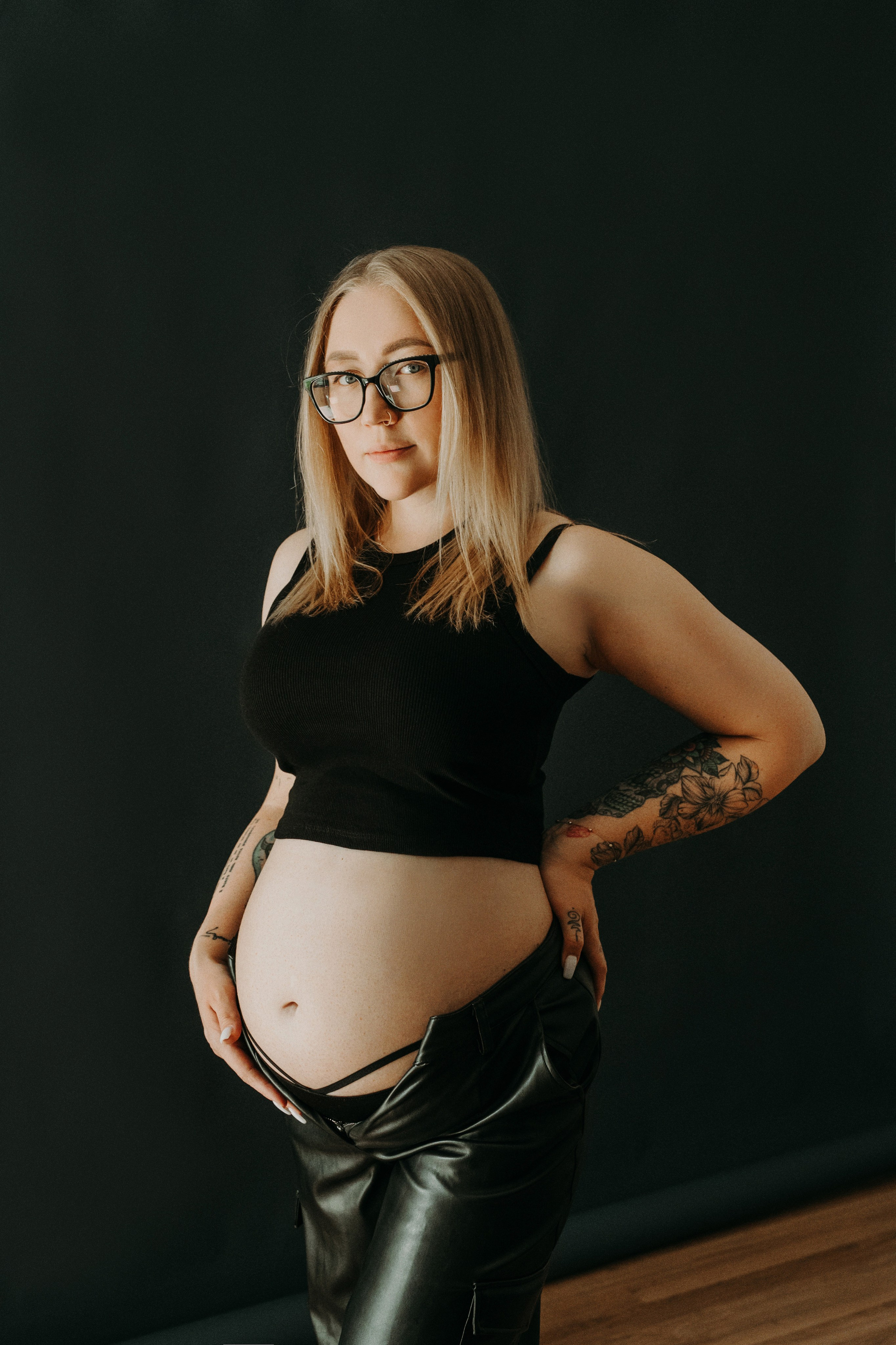 На черном фоне. Семейный и контент фотограф