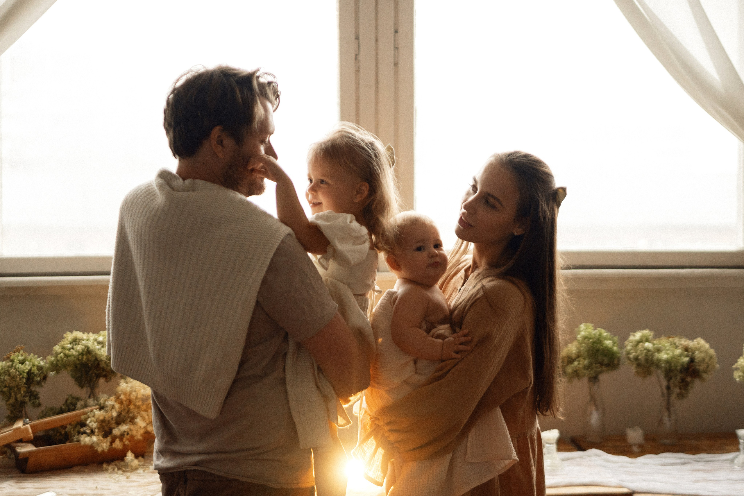 В мастерской художника. Семейный фотограф Москва. Фотограф беременности и материнства Москва