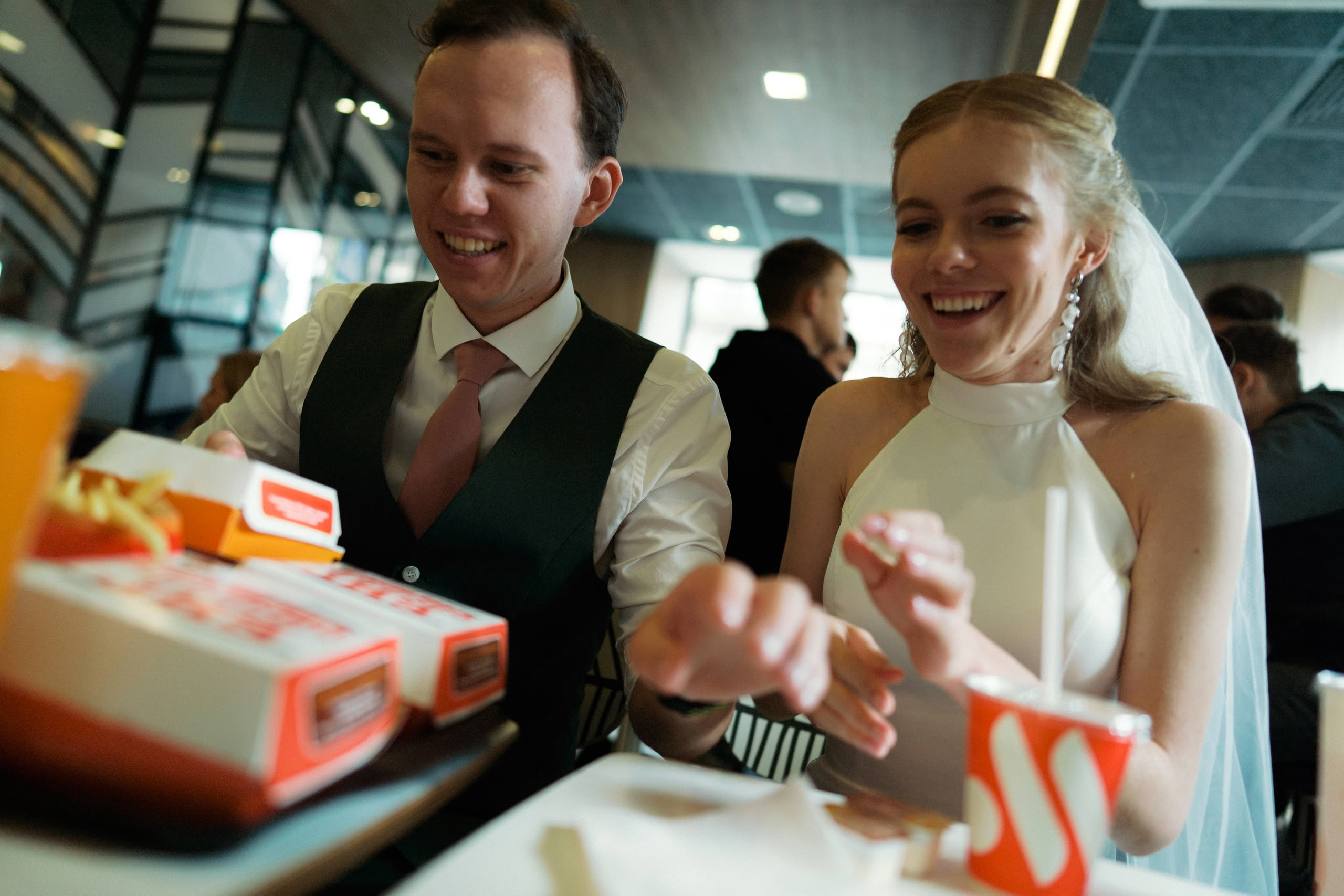 Арина и Илья — свадьба в Петербурге, цифра и плёнка. Свадебный фотограф Дмитрий Родионов — Санкт-Петербург и Ленинградская область