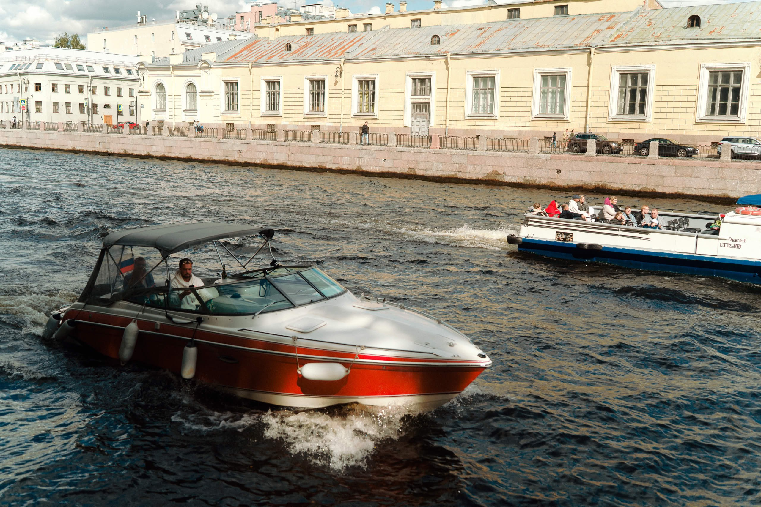 Катер на воде у набережной Фонтанки в Петербурге