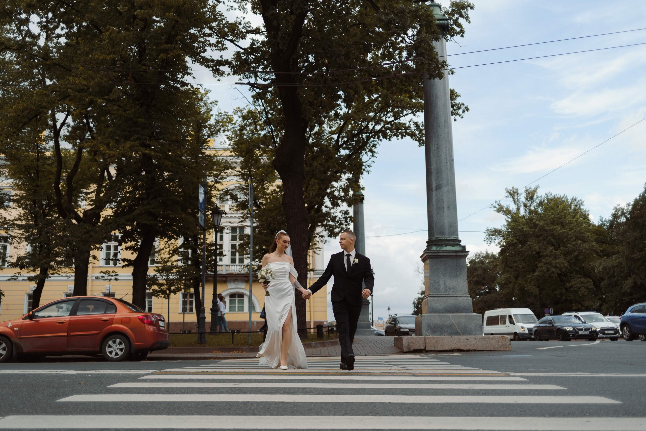Свадебная пара с гостями на перекрёстке у Исаакиевского собора