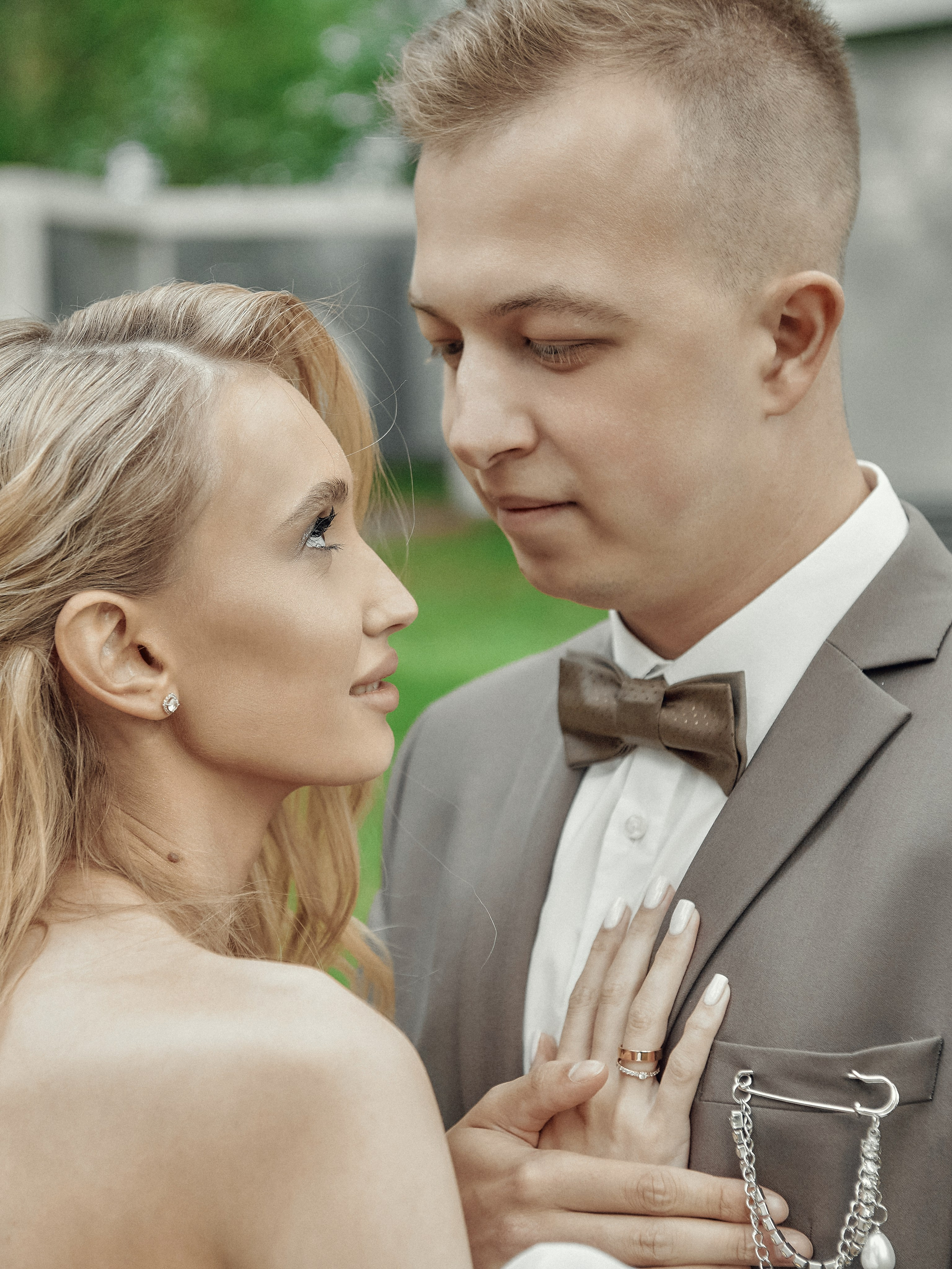 «Свадебный портрет жениха и невесты с эмоциями в лесу на выездной регистрации»