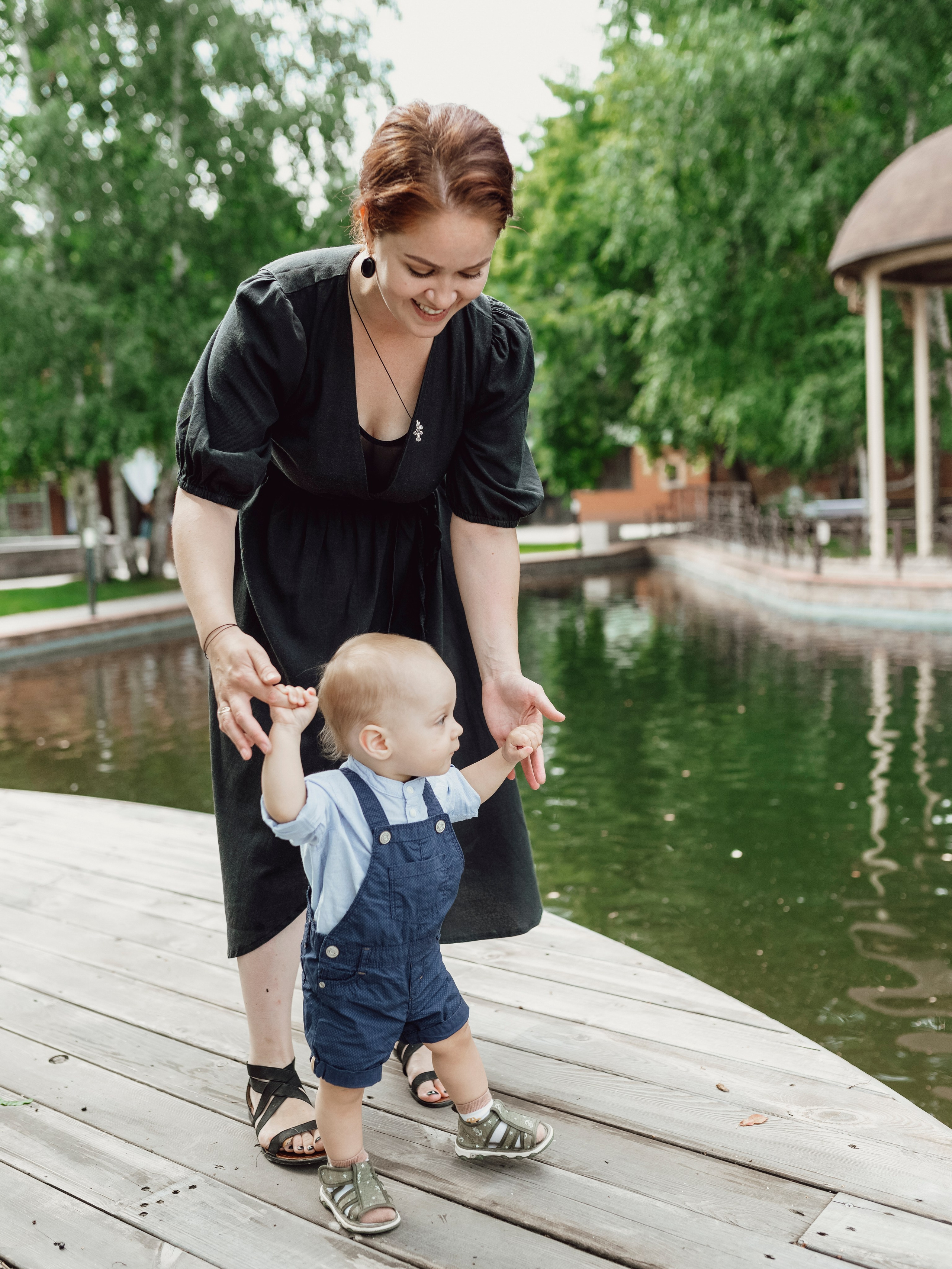 Фотосессия мама и ребёнок на природе — прогулка у воды в Москве