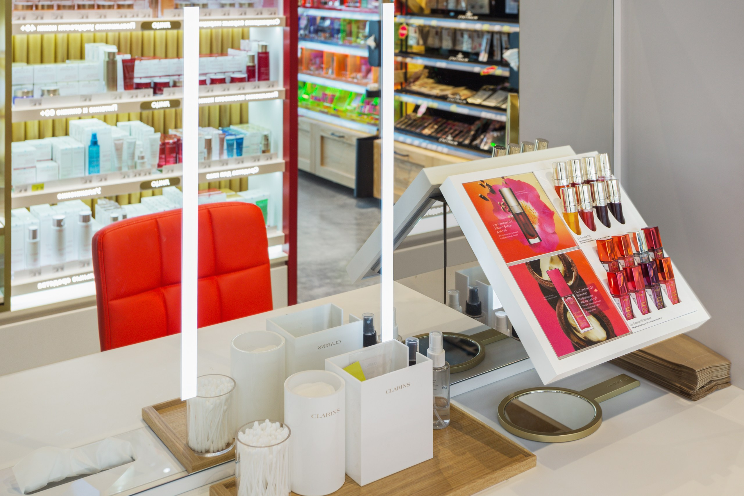 Коронер Clarins в «Золотом яблоке» в ТРЦ «Планета». Интерьерный фотограф и ретушер в Красноярске Денис Антропов