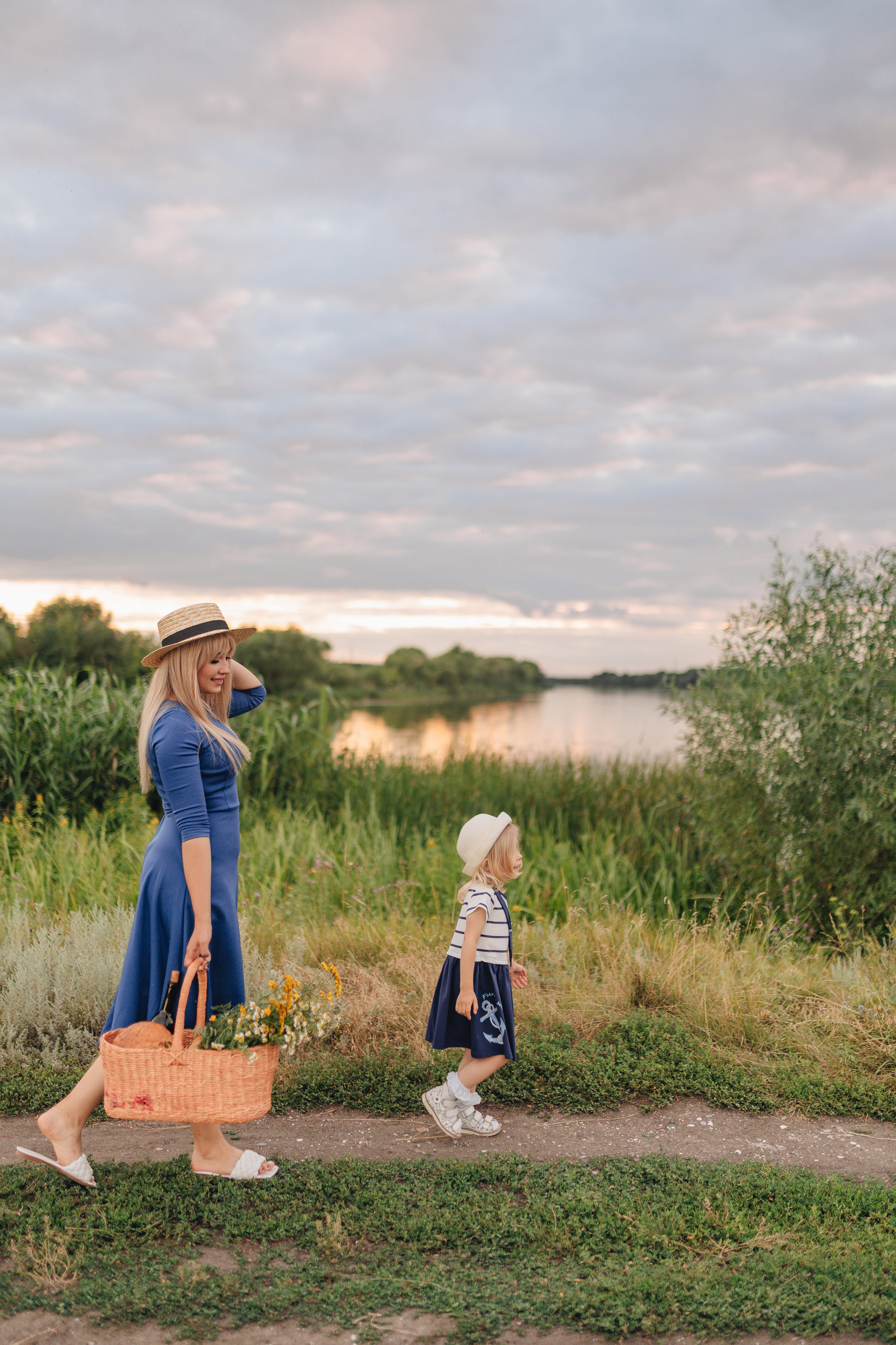 Ирина с дочуркой Евой | Пикник на закате. Фотограф Карина Шмулёва. Воронеж и область