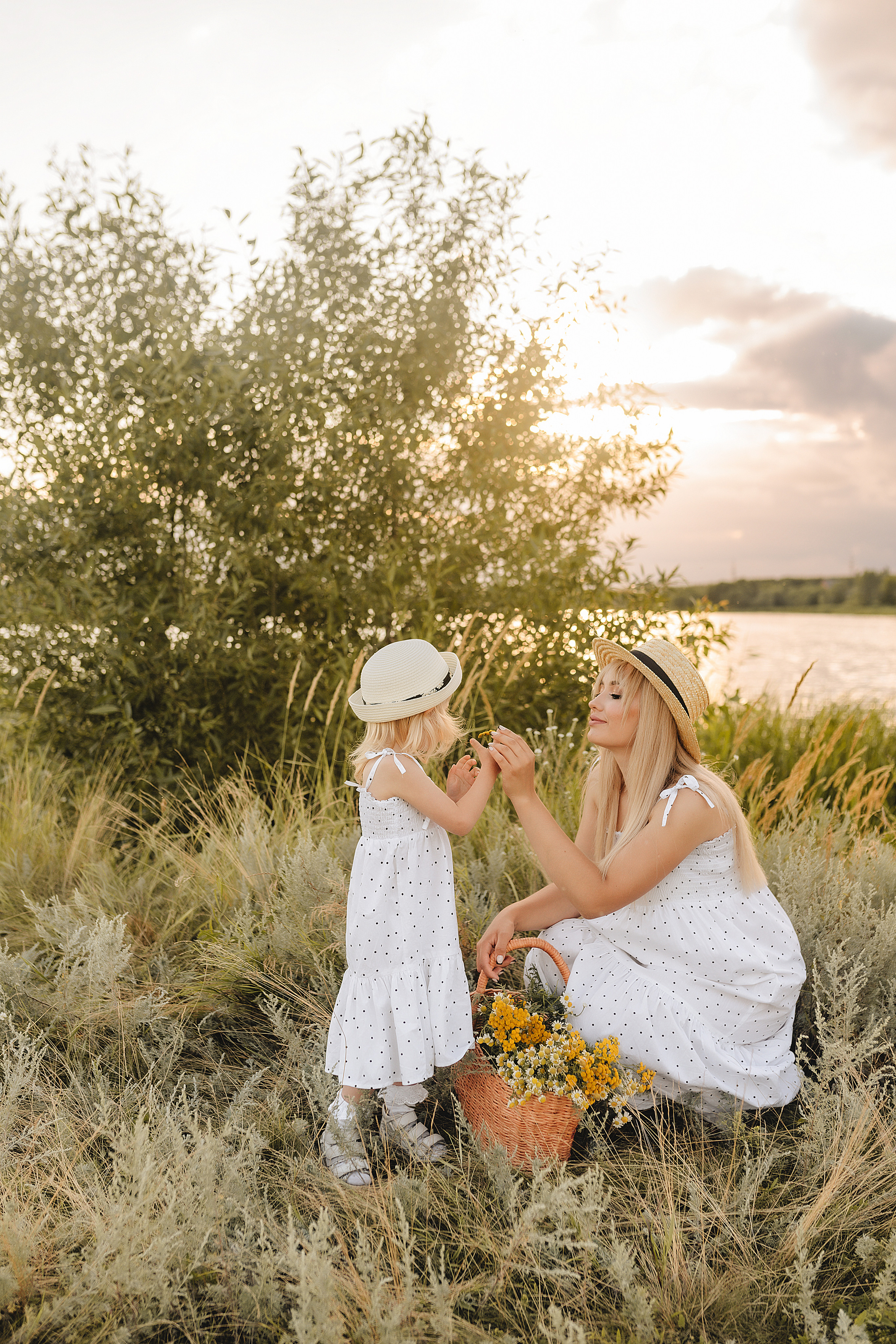 Ирина с дочуркой Евой | Пикник на закате. Фотограф Карина Шмулёва. Воронеж и область