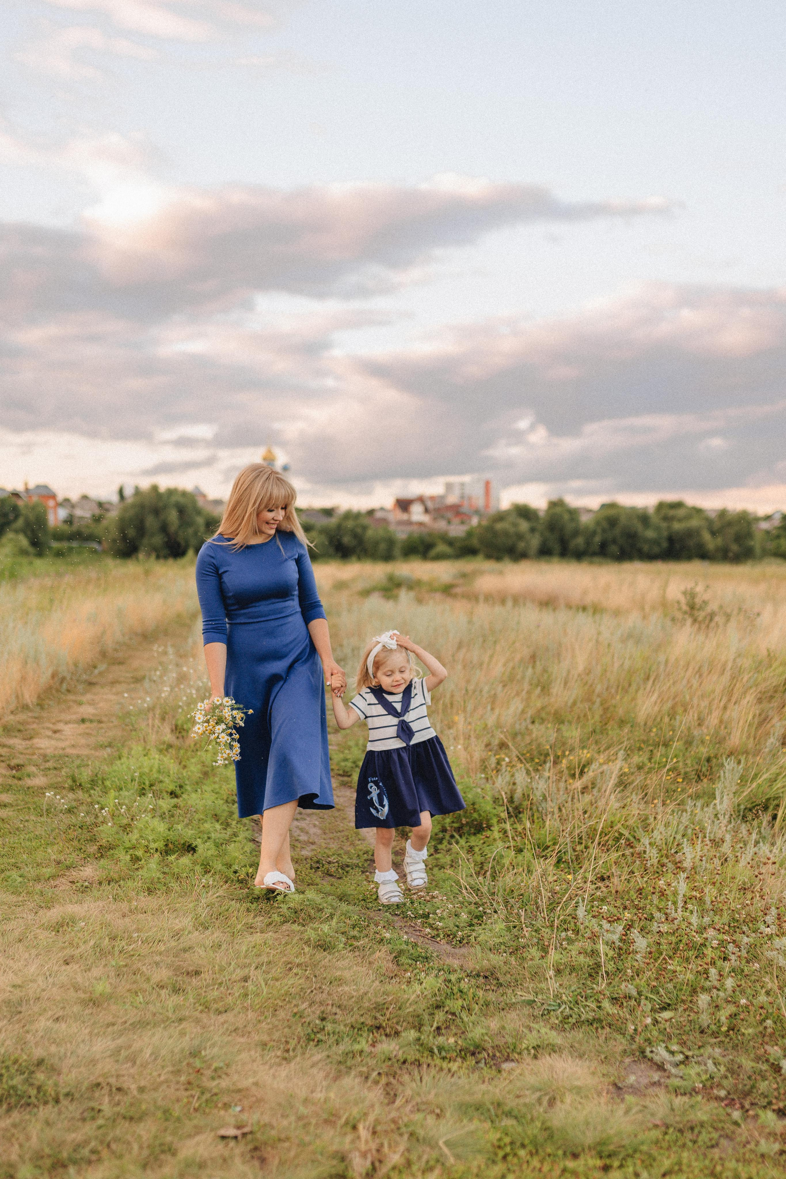 Ирина с дочуркой Евой | Пикник на закате. Фотограф Карина Шмулёва. Воронеж и область