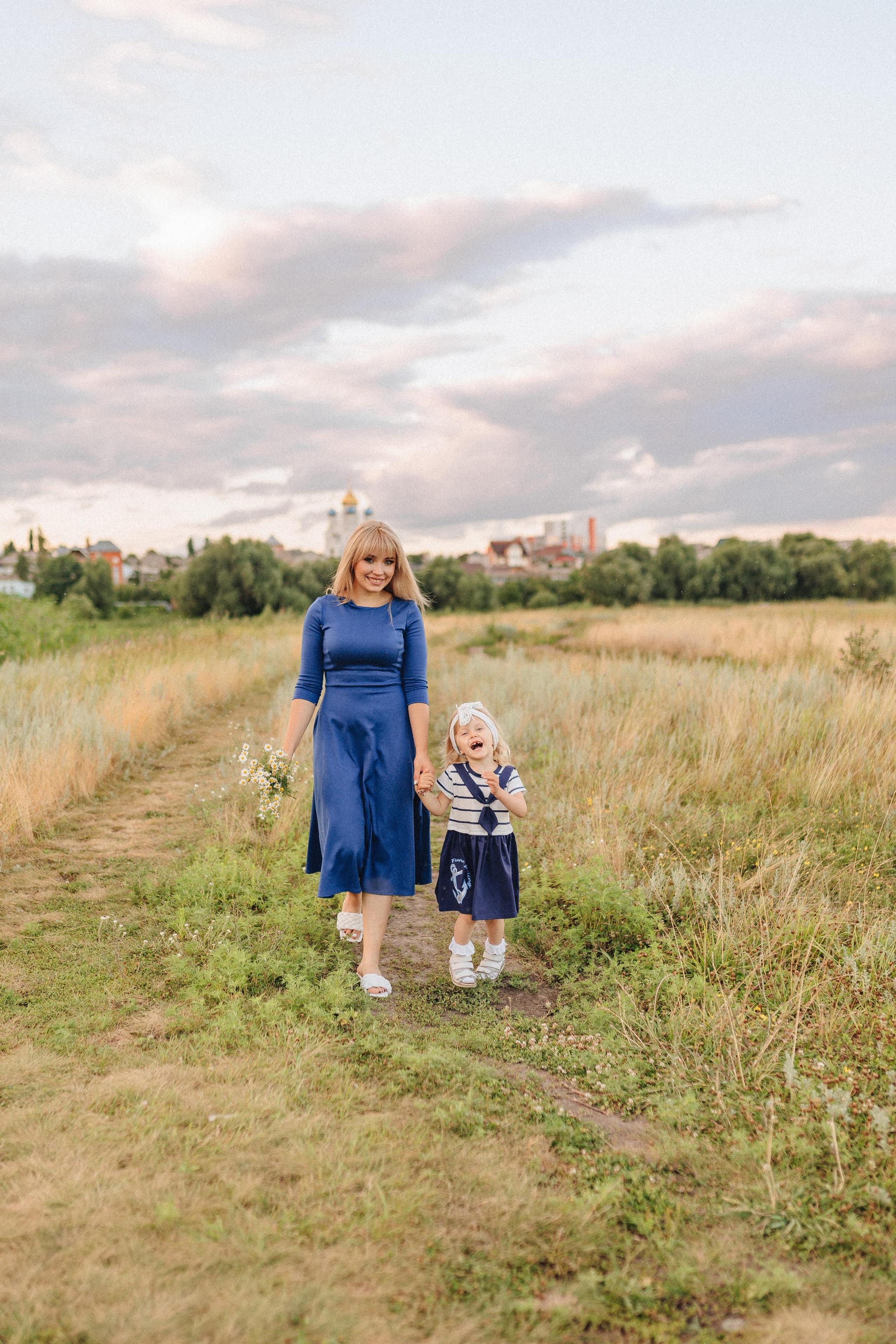 Ирина с дочуркой Евой | Пикник на закате. Фотограф Карина Шмулёва. Воронеж и область