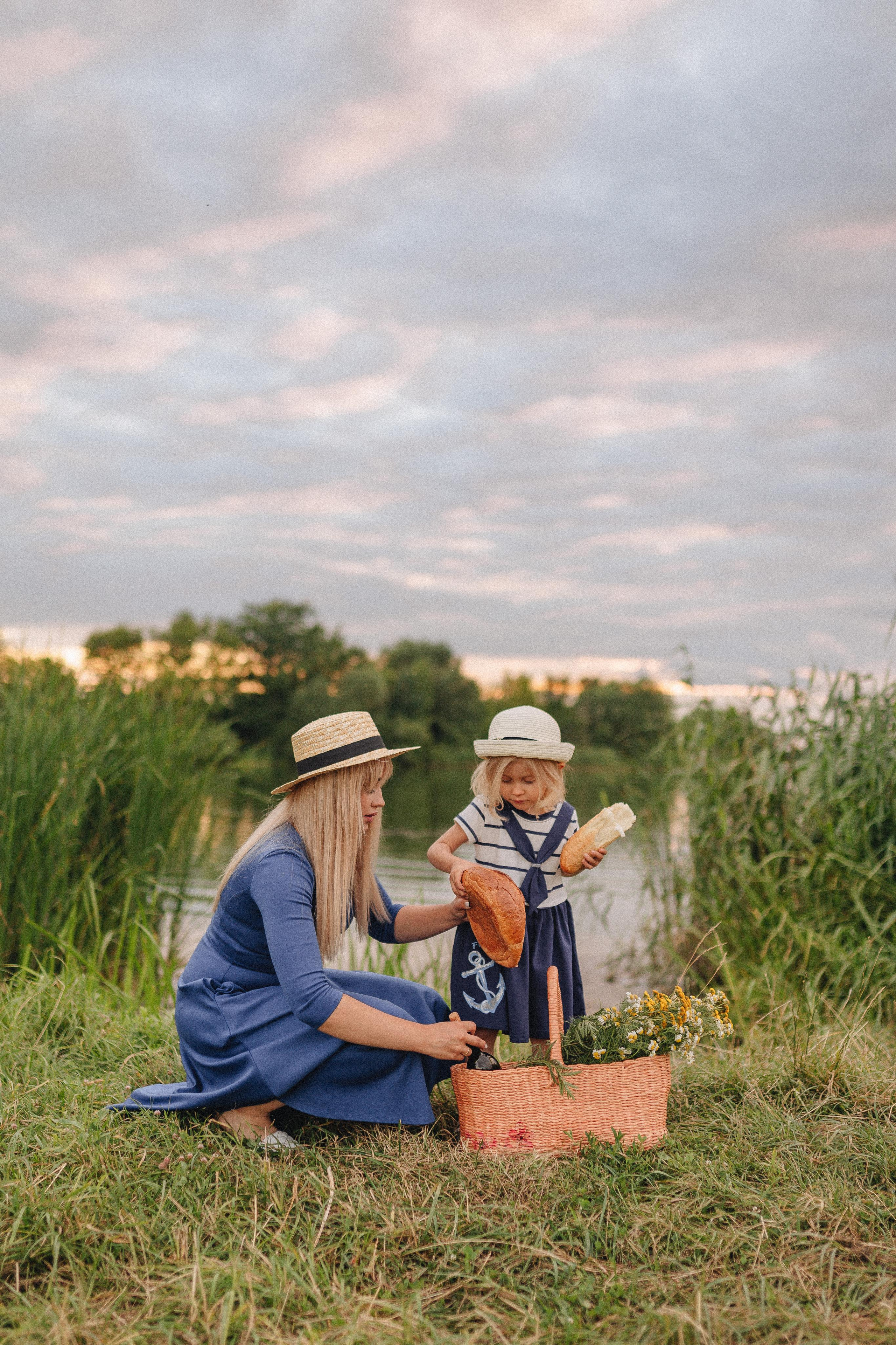 Ирина с дочуркой Евой | Пикник на закате. Фотограф Карина Шмулёва. Воронеж и область