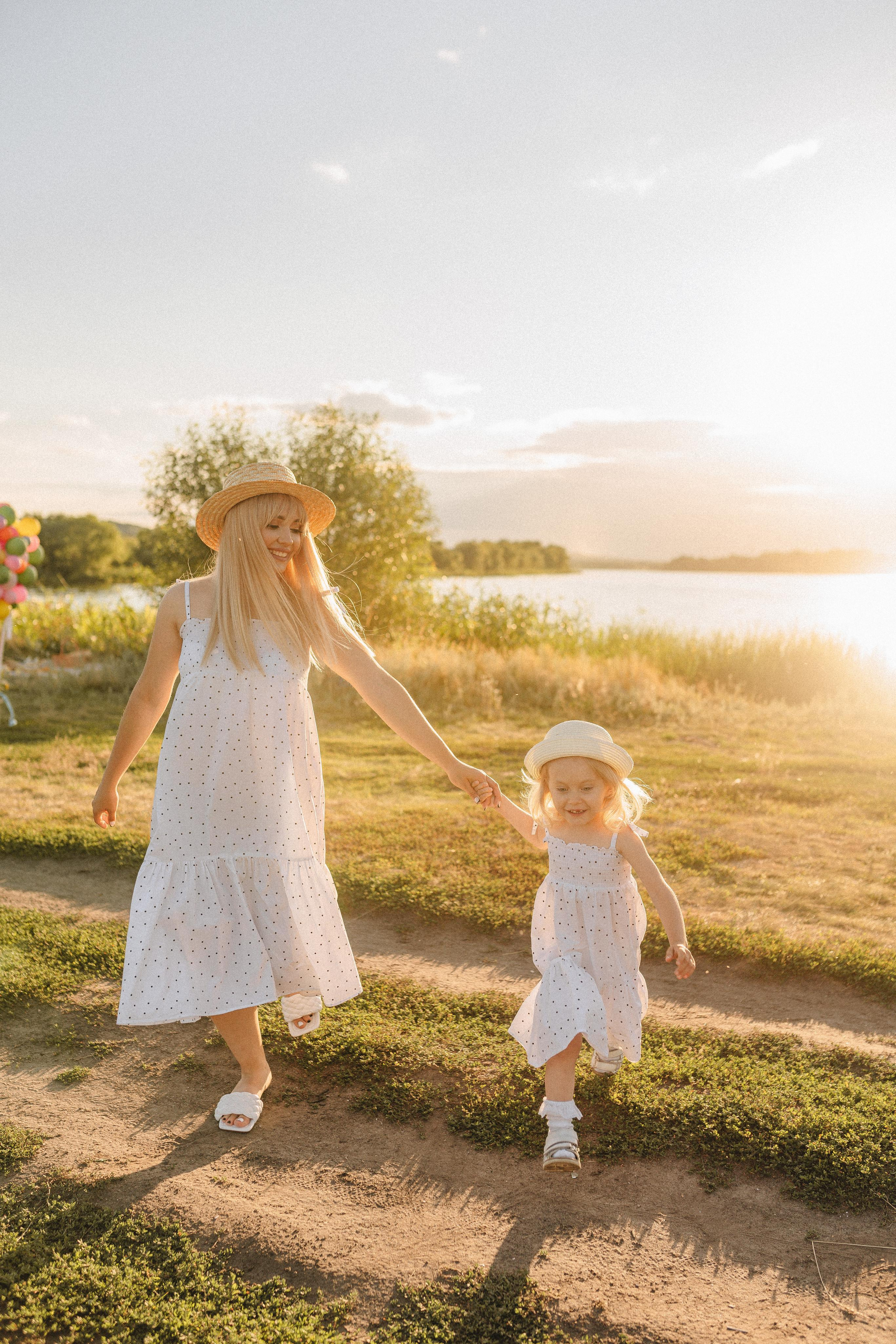 Ирина с дочуркой Евой | Пикник на закате. Фотограф Карина Шмулёва. Воронеж и область