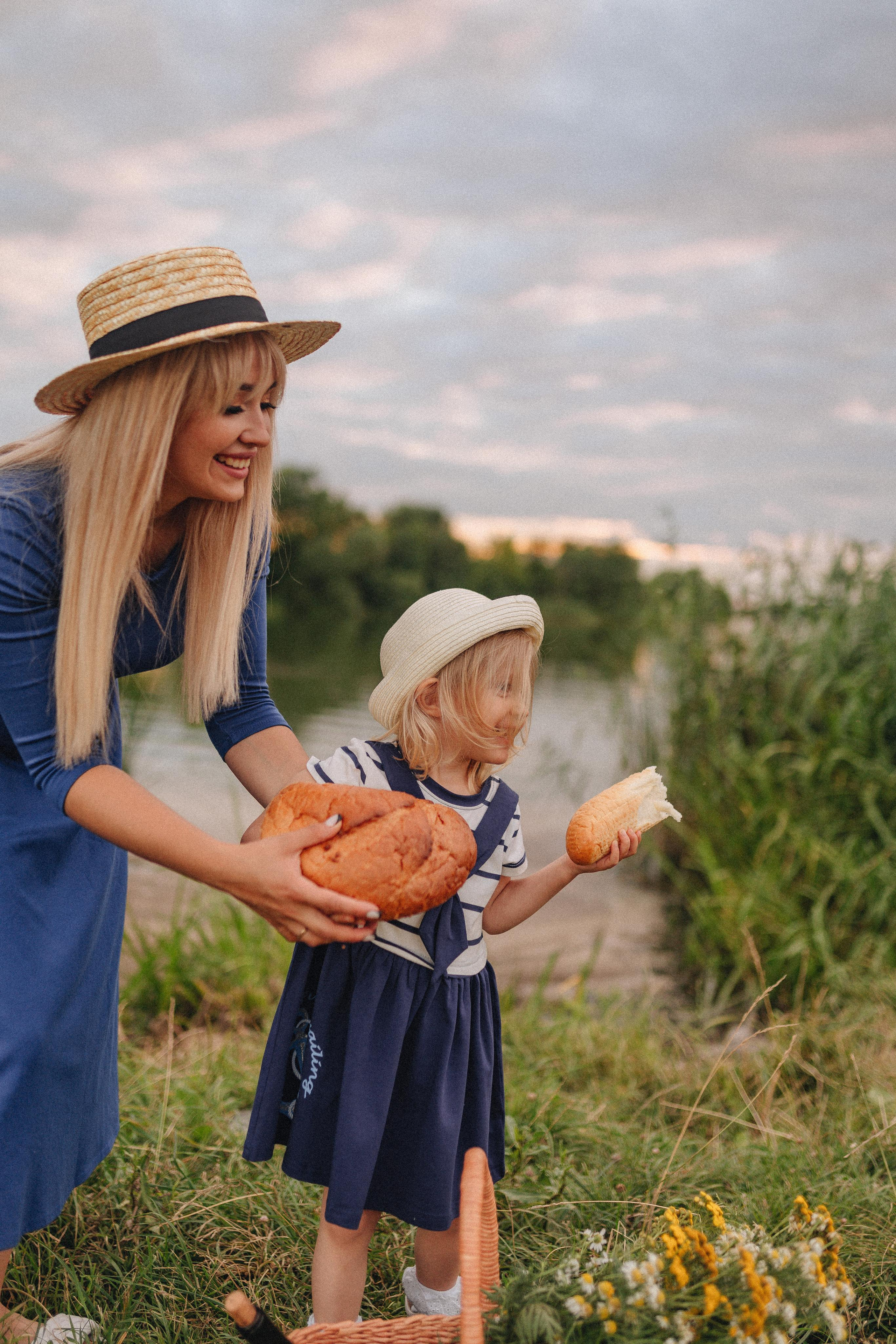 Ирина с дочуркой Евой | Пикник на закате. Фотограф Карина Шмулёва. Воронеж и область