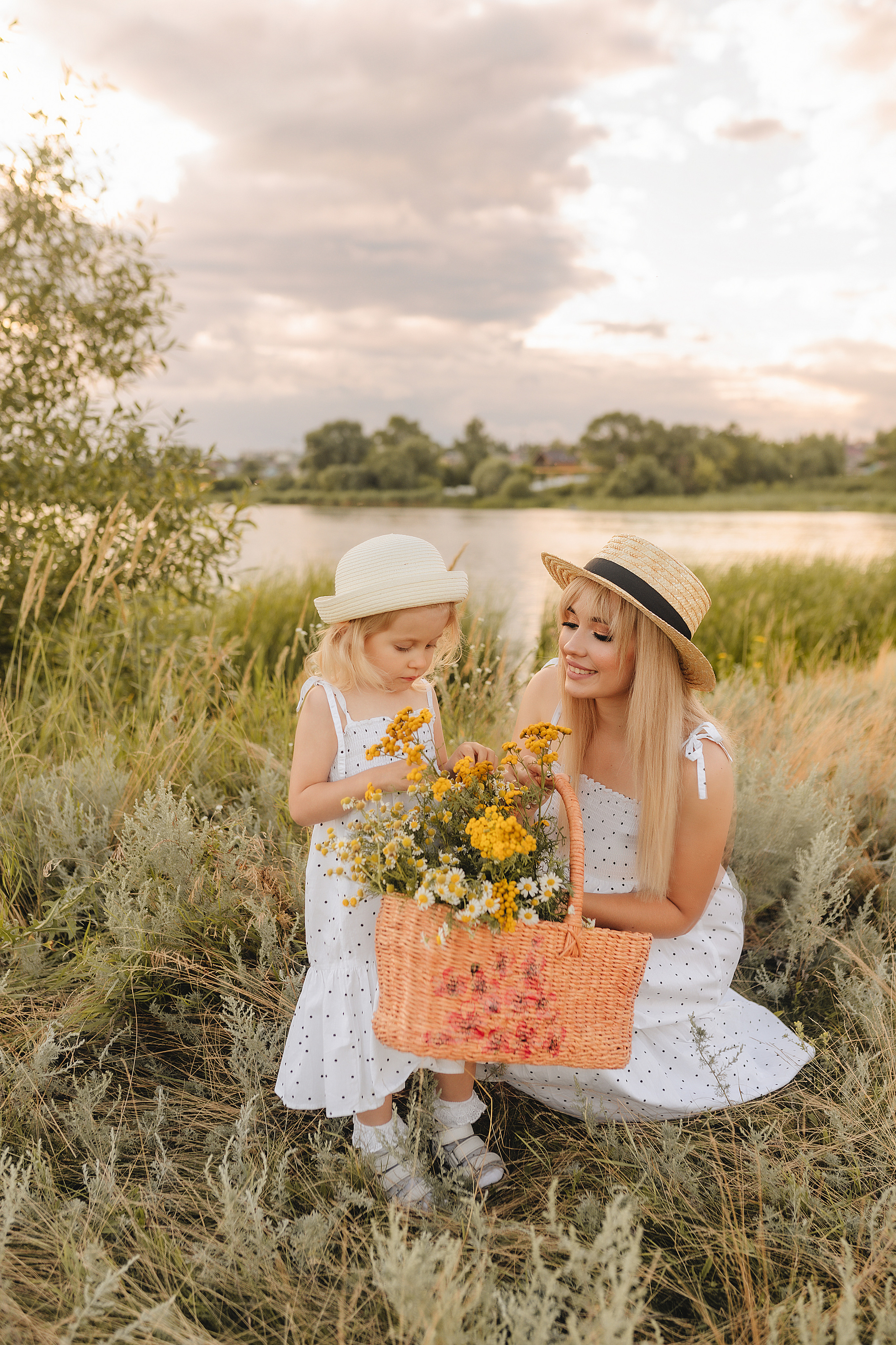 Ирина с дочуркой Евой | Пикник на закате. Фотограф Карина Шмулёва. Воронеж и область