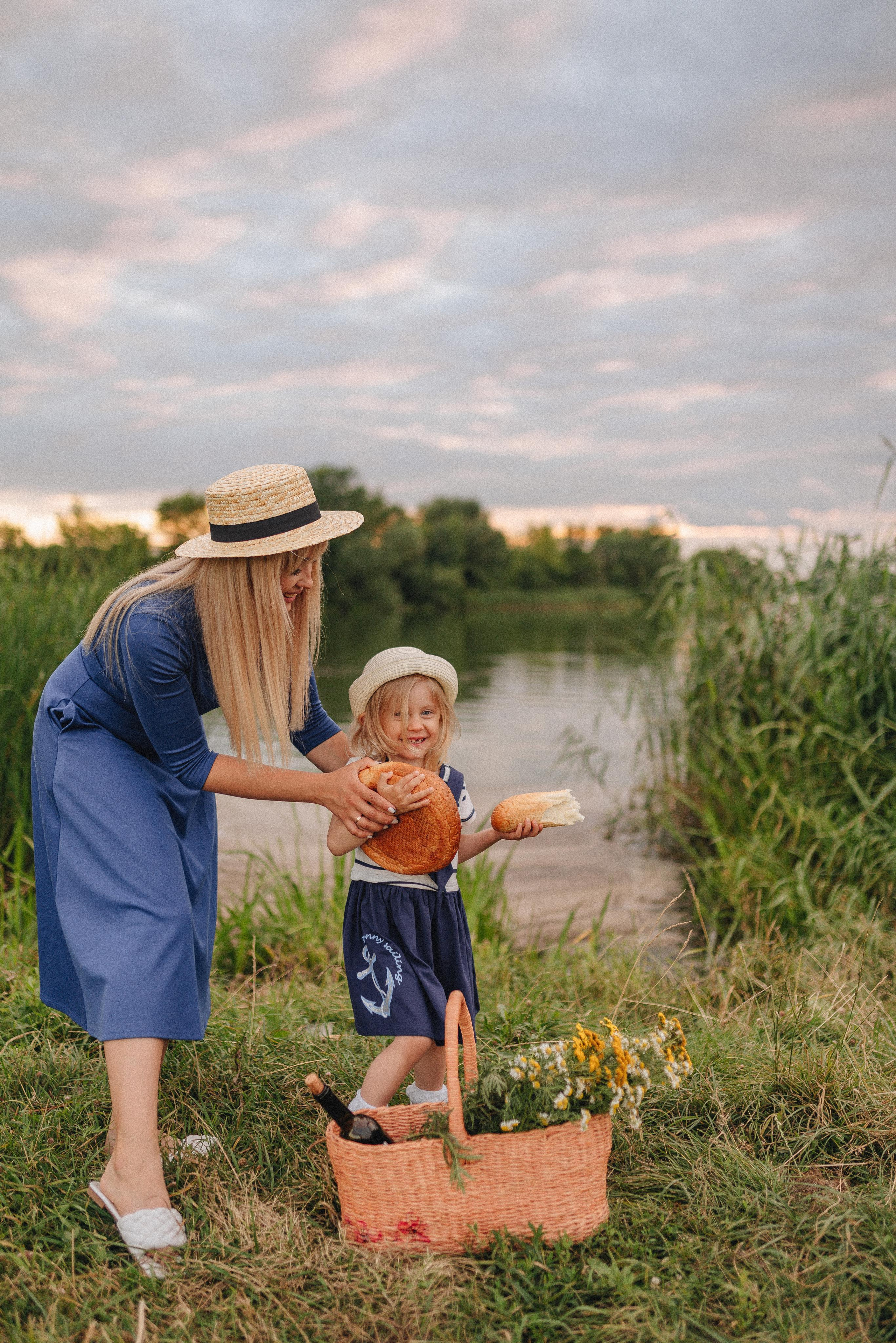 Ирина с дочуркой Евой | Пикник на закате. Фотограф Карина Шмулёва. Воронеж и область