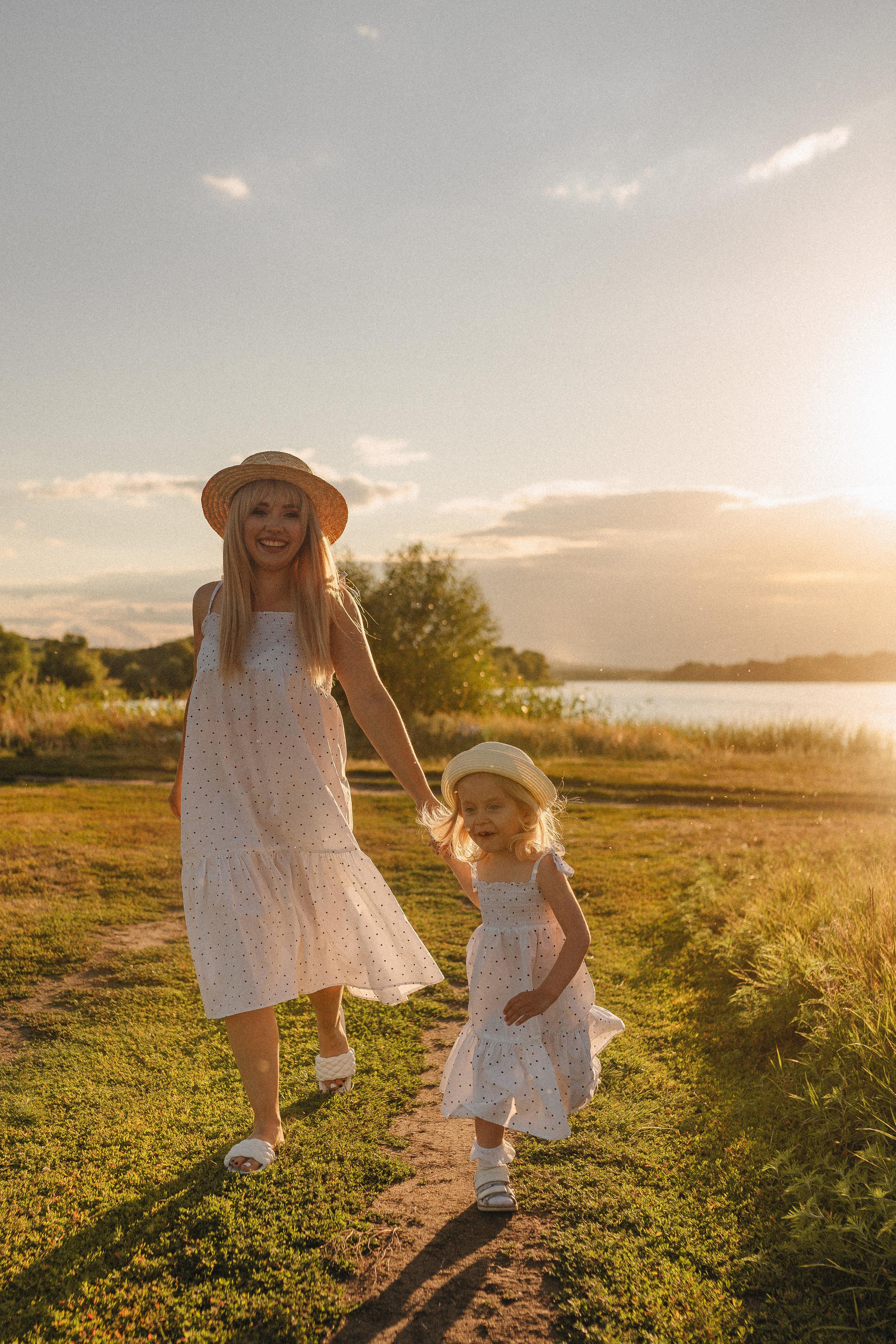 Ирина с дочуркой Евой | Пикник на закате. Фотограф Карина Шмулёва. Воронеж и область