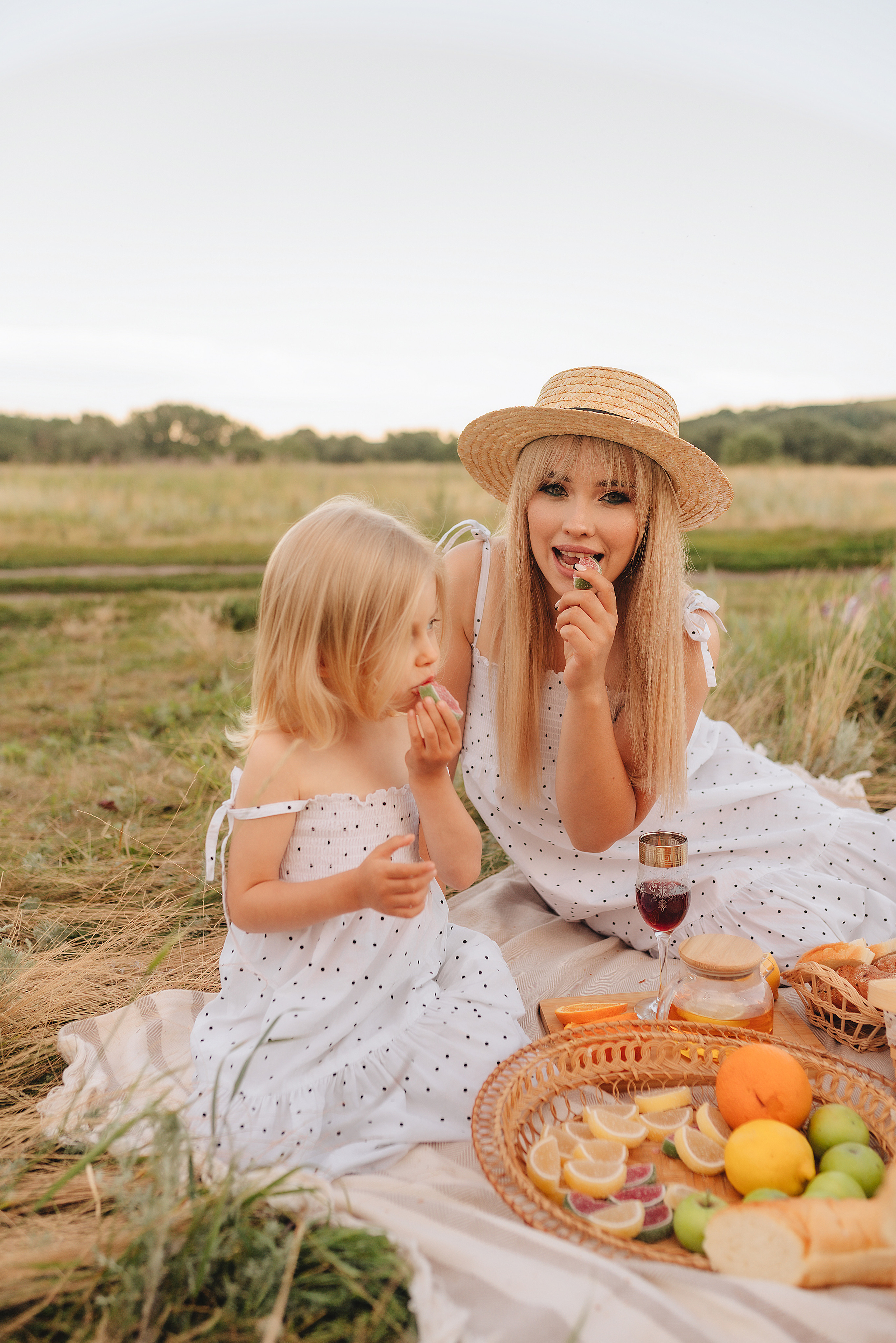 Ирина с дочуркой Евой | Пикник на закате. Фотограф Карина Шмулёва. Воронеж и область
