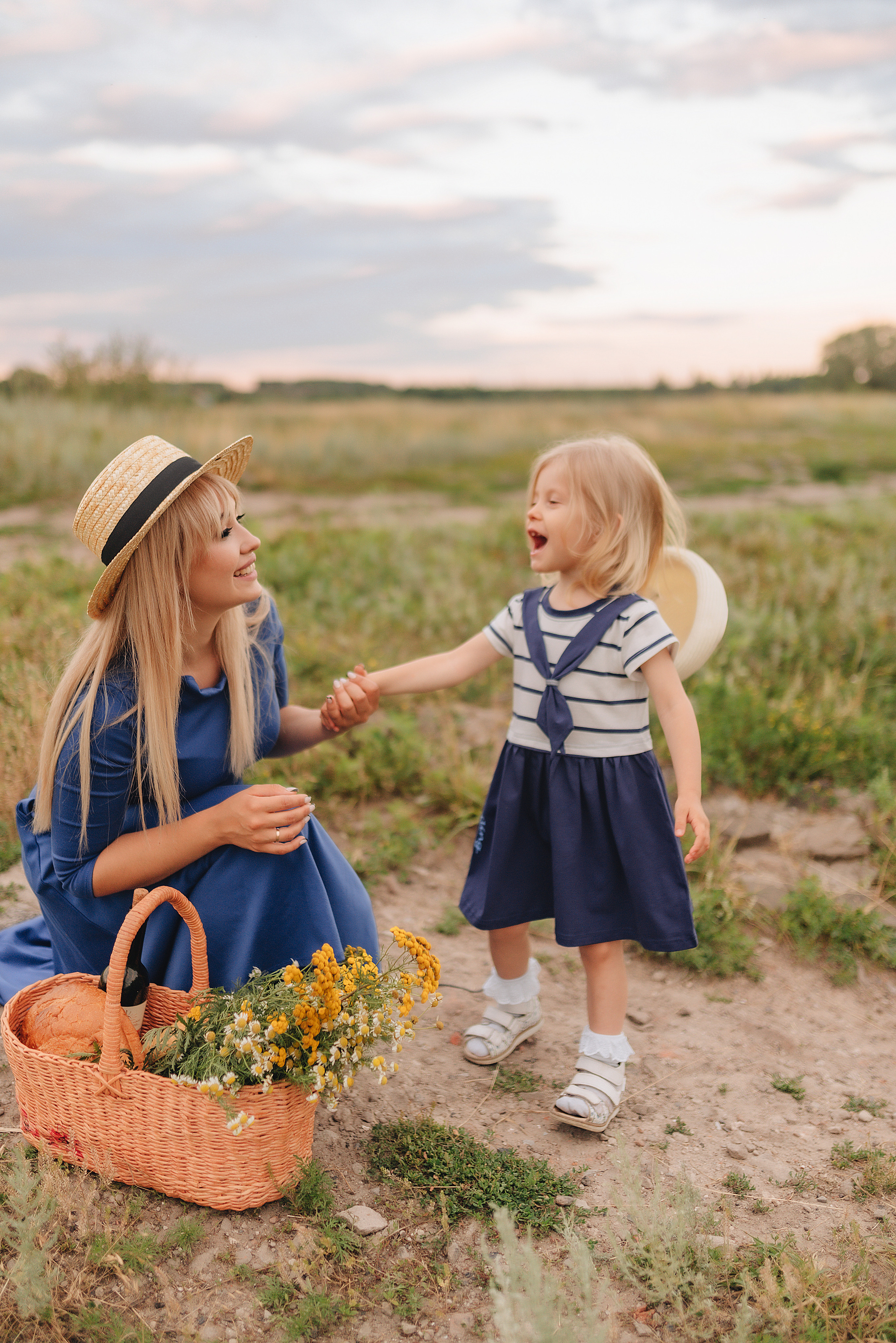 Ирина с дочуркой Евой | Пикник на закате. Фотограф Карина Шмулёва. Воронеж и область