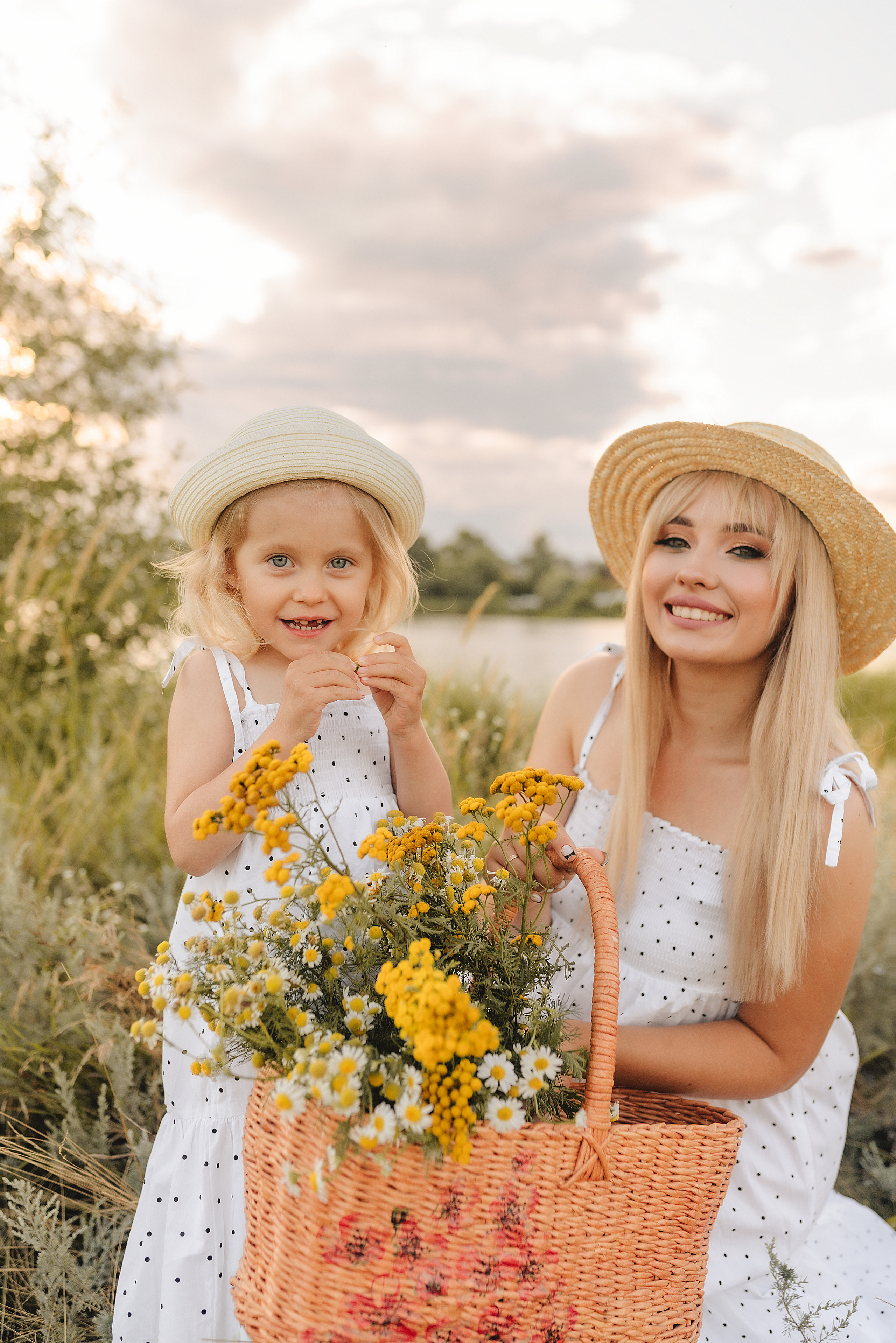 Ирина с дочуркой Евой | Пикник на закате. Фотограф Карина Шмулёва. Воронеж и область