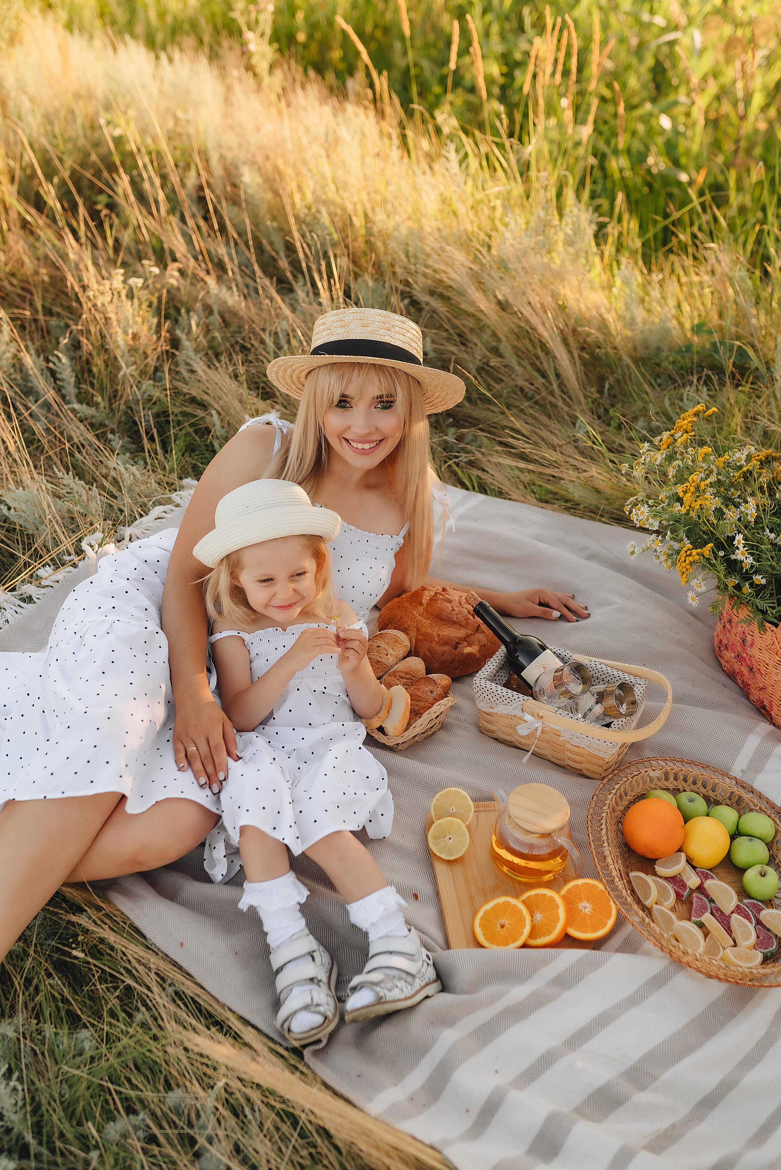 Ирина с дочуркой Евой | Пикник на закате. Фотограф Карина Шмулёва. Воронеж и область