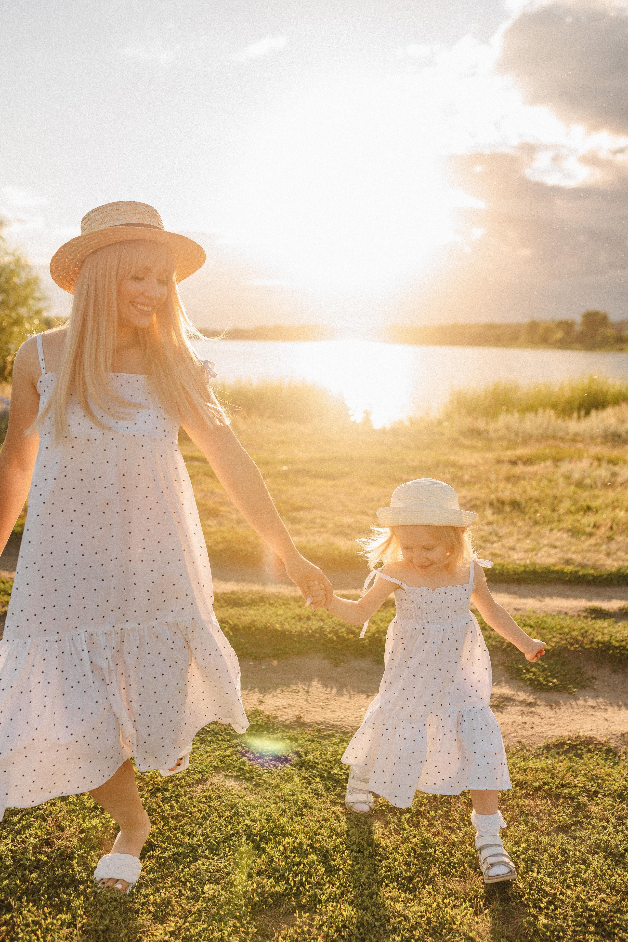 Ирина с дочуркой Евой | Пикник на закате. Фотограф Карина Шмулёва. Воронеж и область