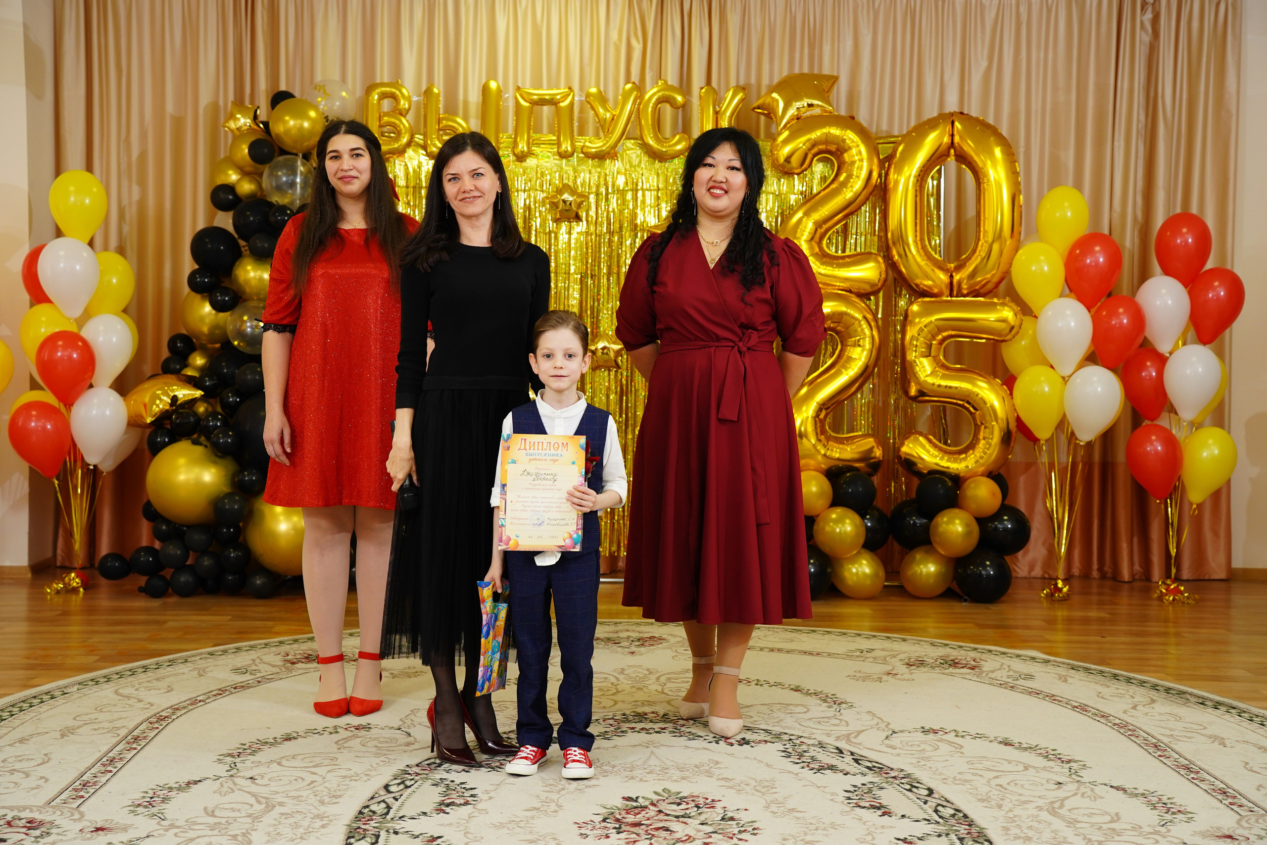 Выпускной. Каждого ребеночка фотографируем с воспитателем / Видео фильм - отдельно работает наш видеограф