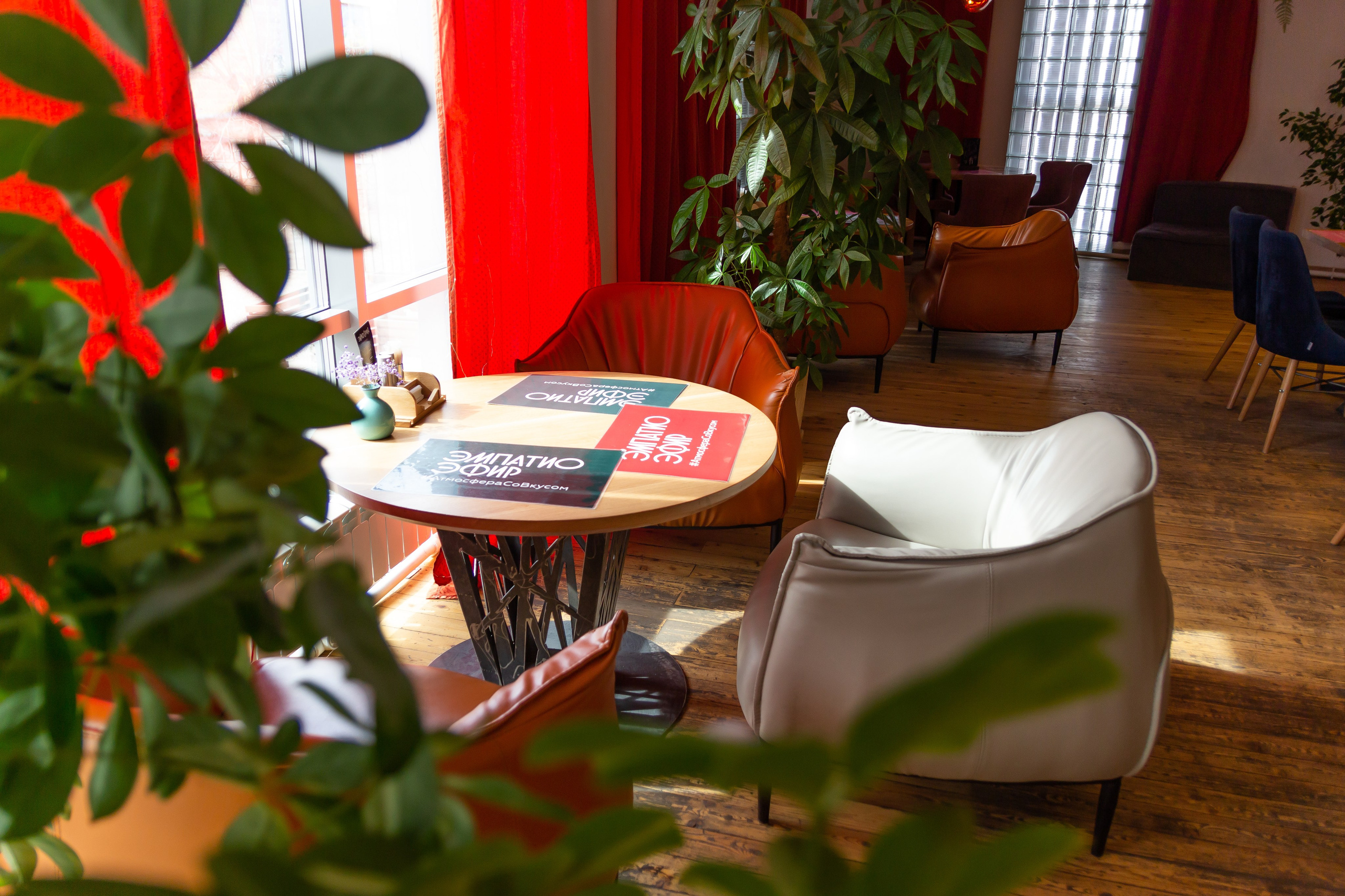 Интерьерная съёмка для кафе Эфир, г. Улан-Удэ, Бурятия. Интерьерный фотограф Стряпунин Александр. (рестораны, кафе, эфир, эмпатио эфир, европейская кухня, бурятская кухня)