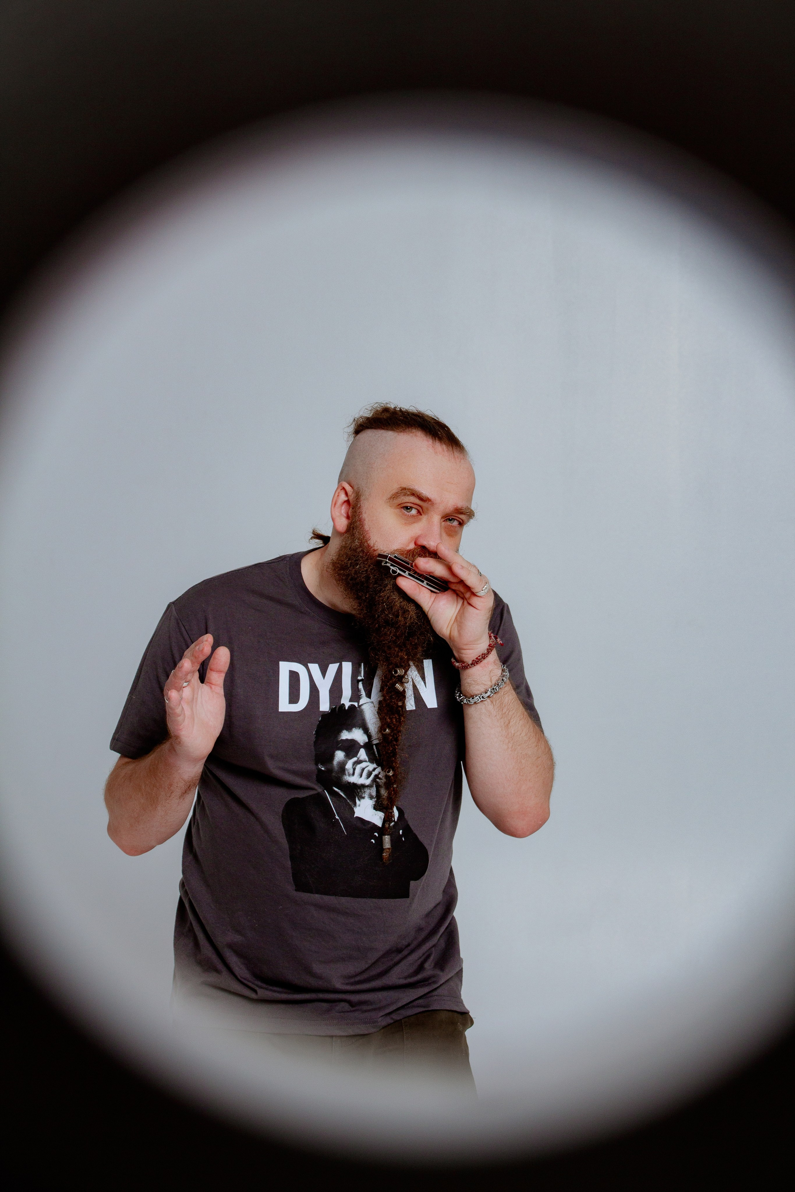 Борис Плотников. Губная гармоника. Мужской портрет, фотосессия для музыканта. Фотограф в Екатеринбурге Пойгина Елена