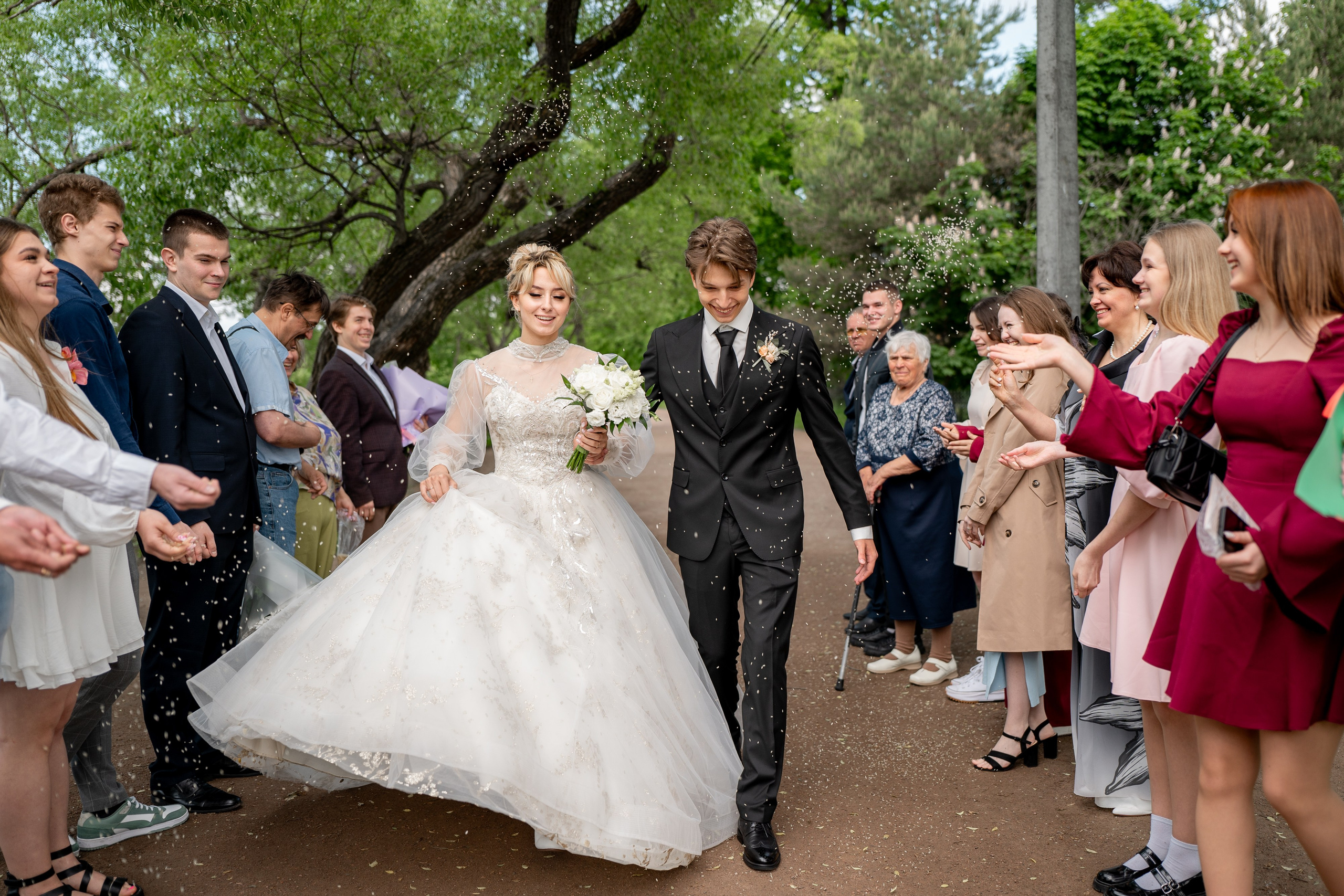 Свадебная фотосессия в ЗАГСе Петергофа. Свадебный фотограф Александр Невский в Санкт-Петербурге