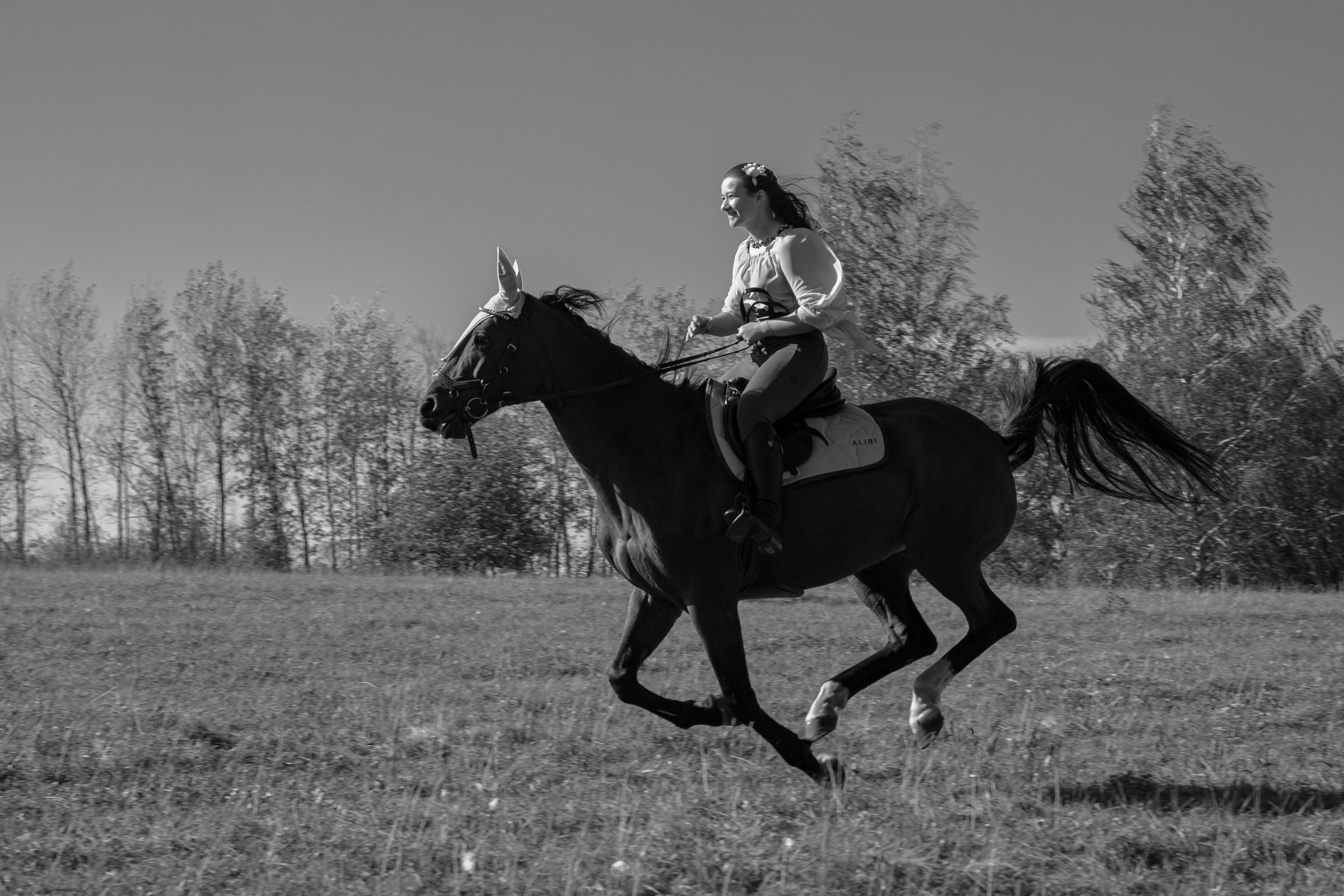 Фото всадницы в ч/б.