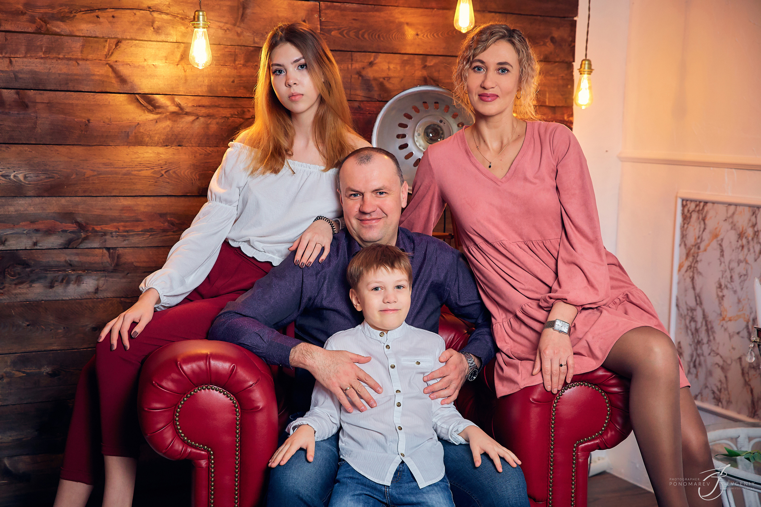 Семейная фотосессия в студии. Свадебный фотограф в Тольятти Жигулевске и Самаре Пономарев Евгений