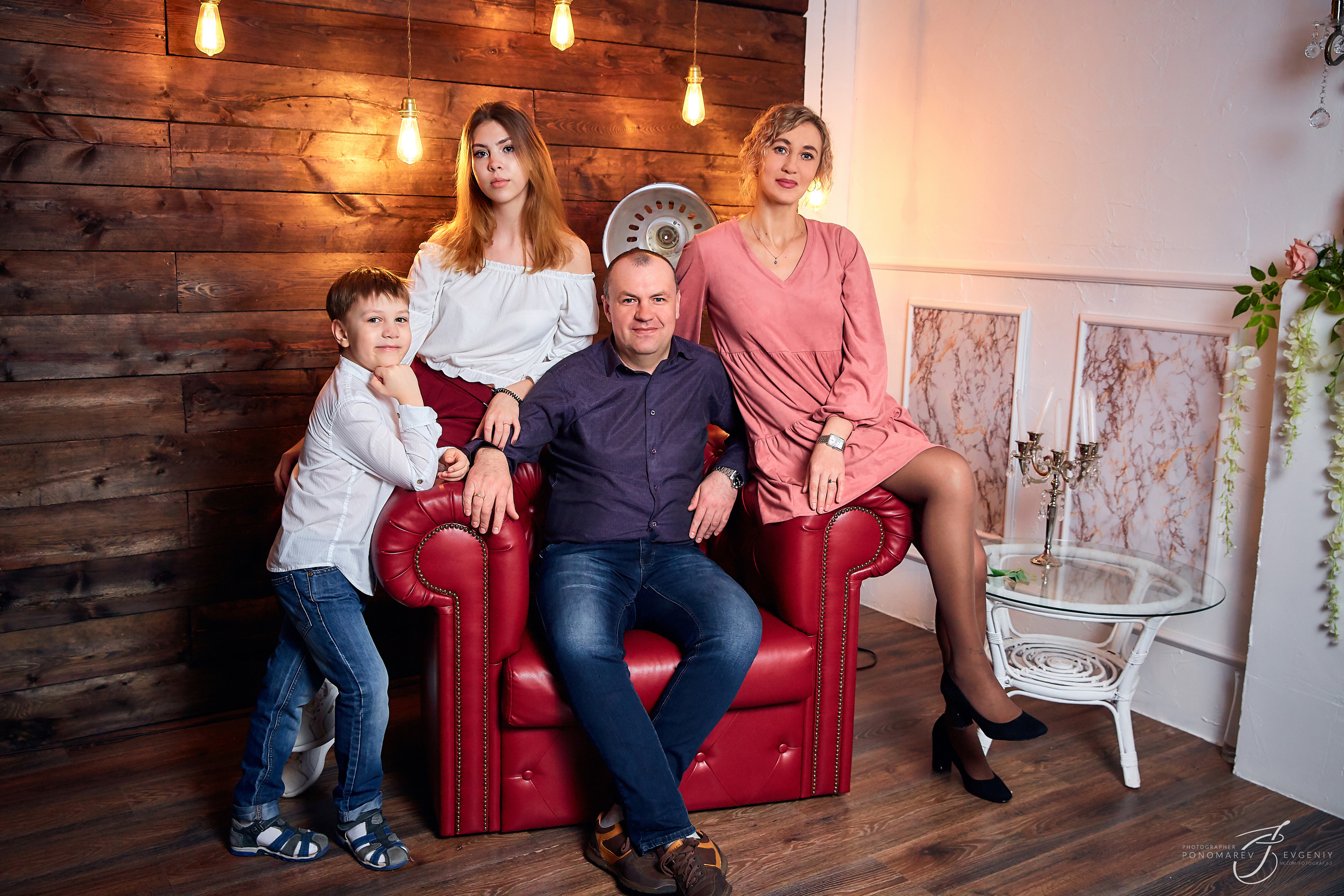 Семейная фотосессия в студии. Свадебный фотограф в Тольятти Жигулевске и Самаре Пономарев Евгений