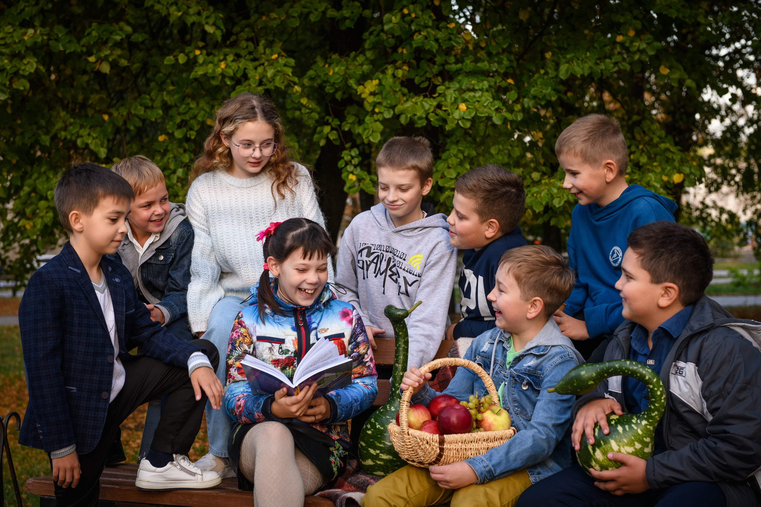 Четвероклассники позируют для школьного альбома. Выпускные альбомы в Курске