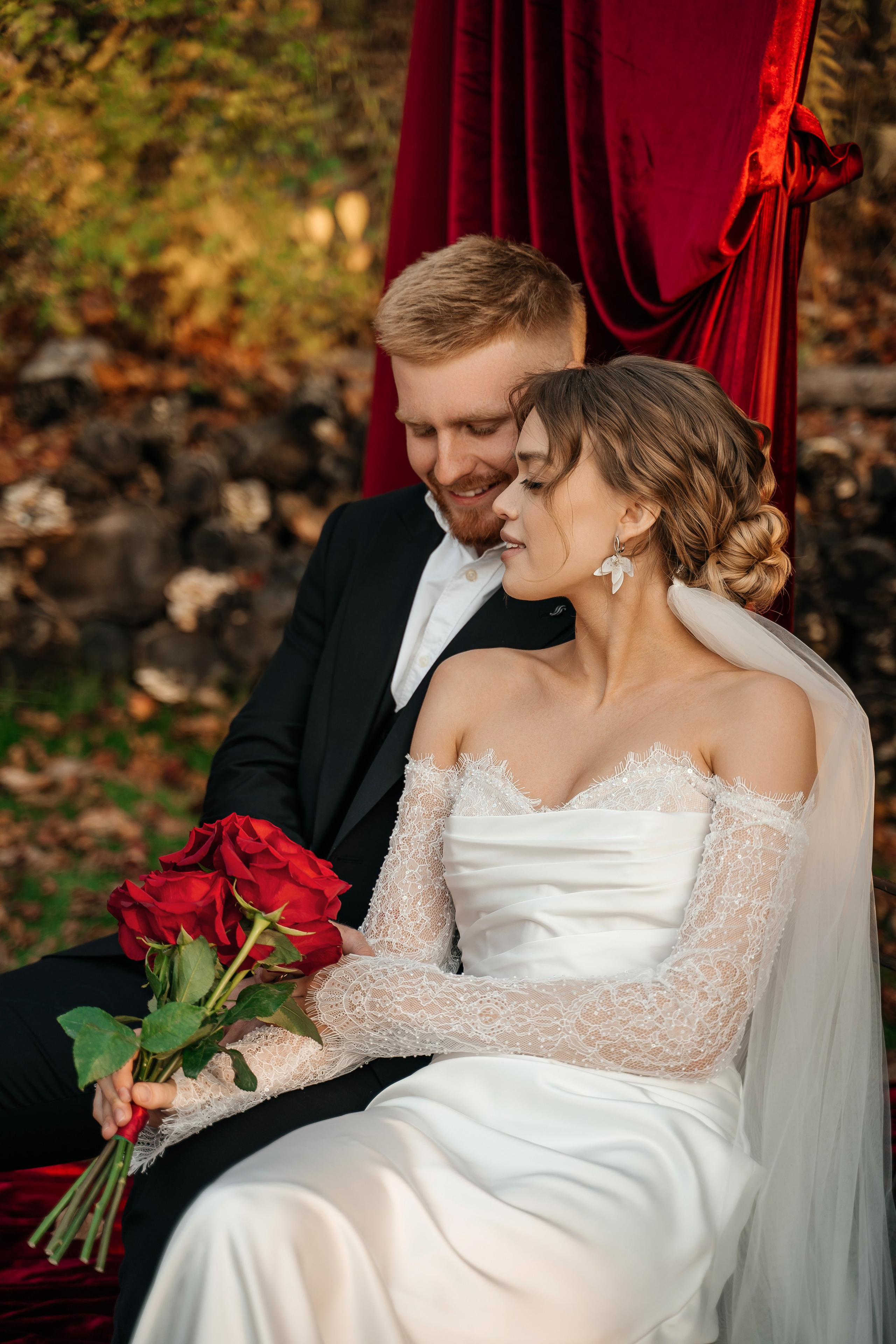 Свадебная церемония на фотозоне из красного бархата. Свадебный фотограф Елена Рякина