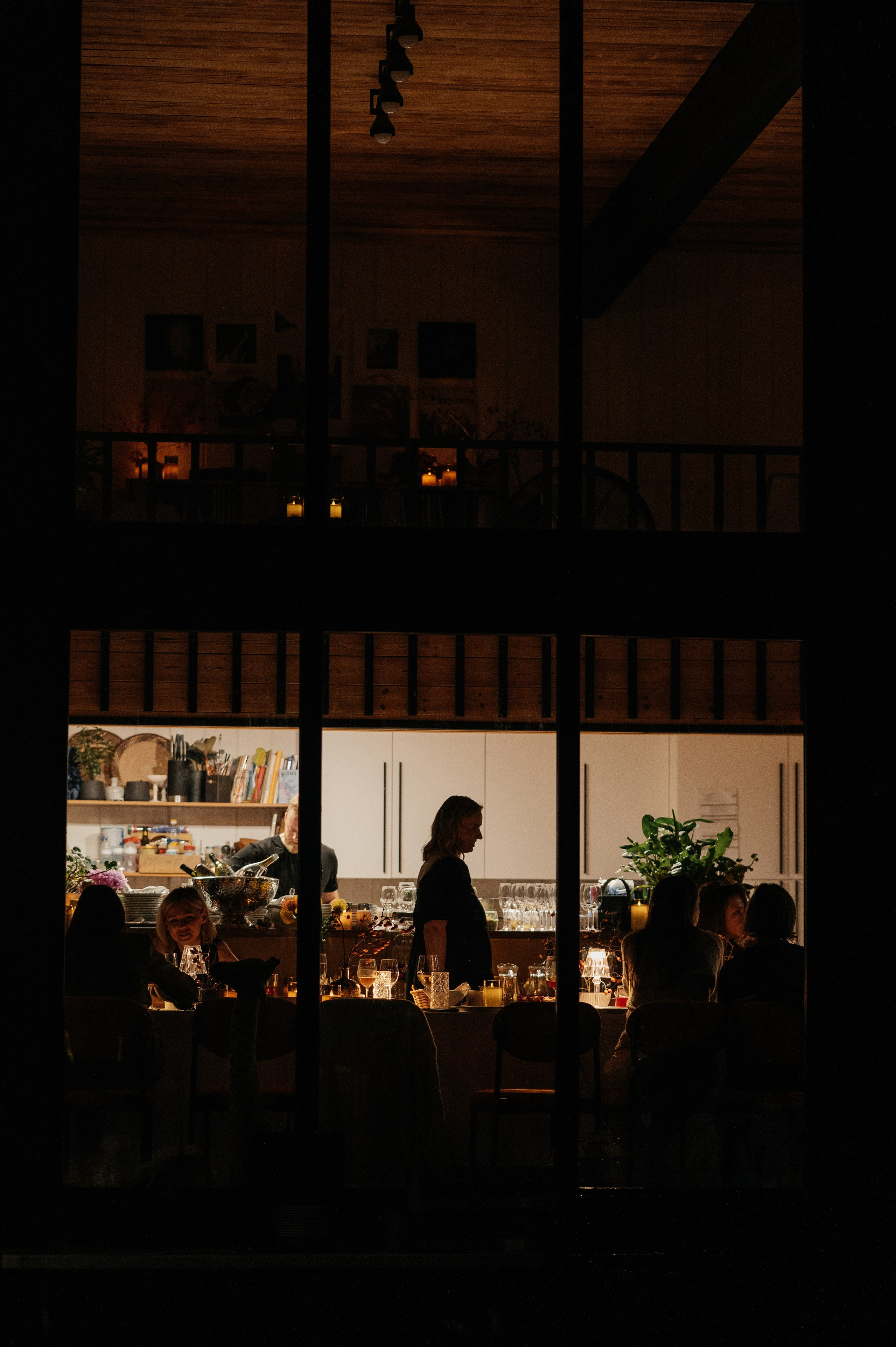 Невероятно атмосферный семейный ужин. Wedding photographer in Moscow and around the world Andrey Medvednikov