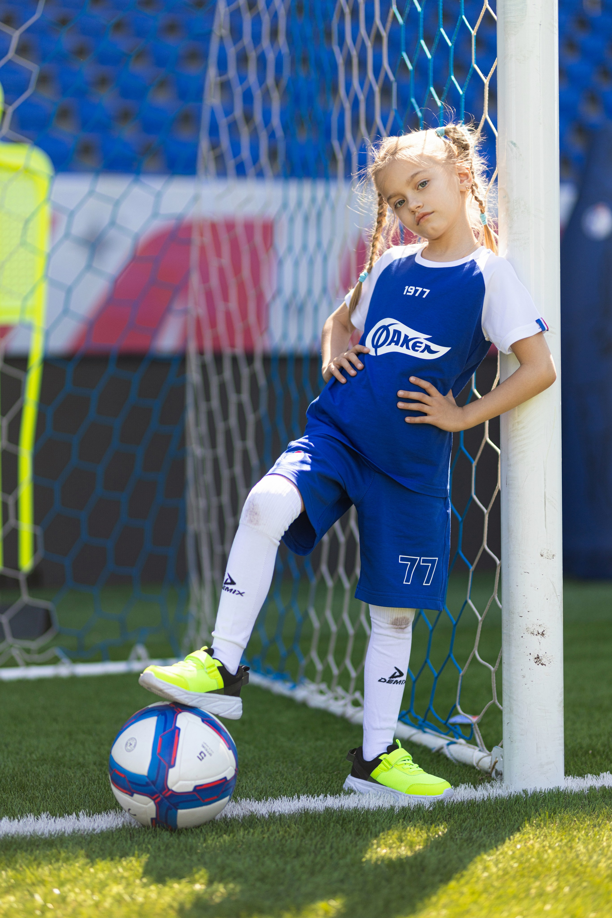 Детский портрет с Алисой на футбольном стадионе. Дмитрий Шульгин, портретный фотограф в Воронеже