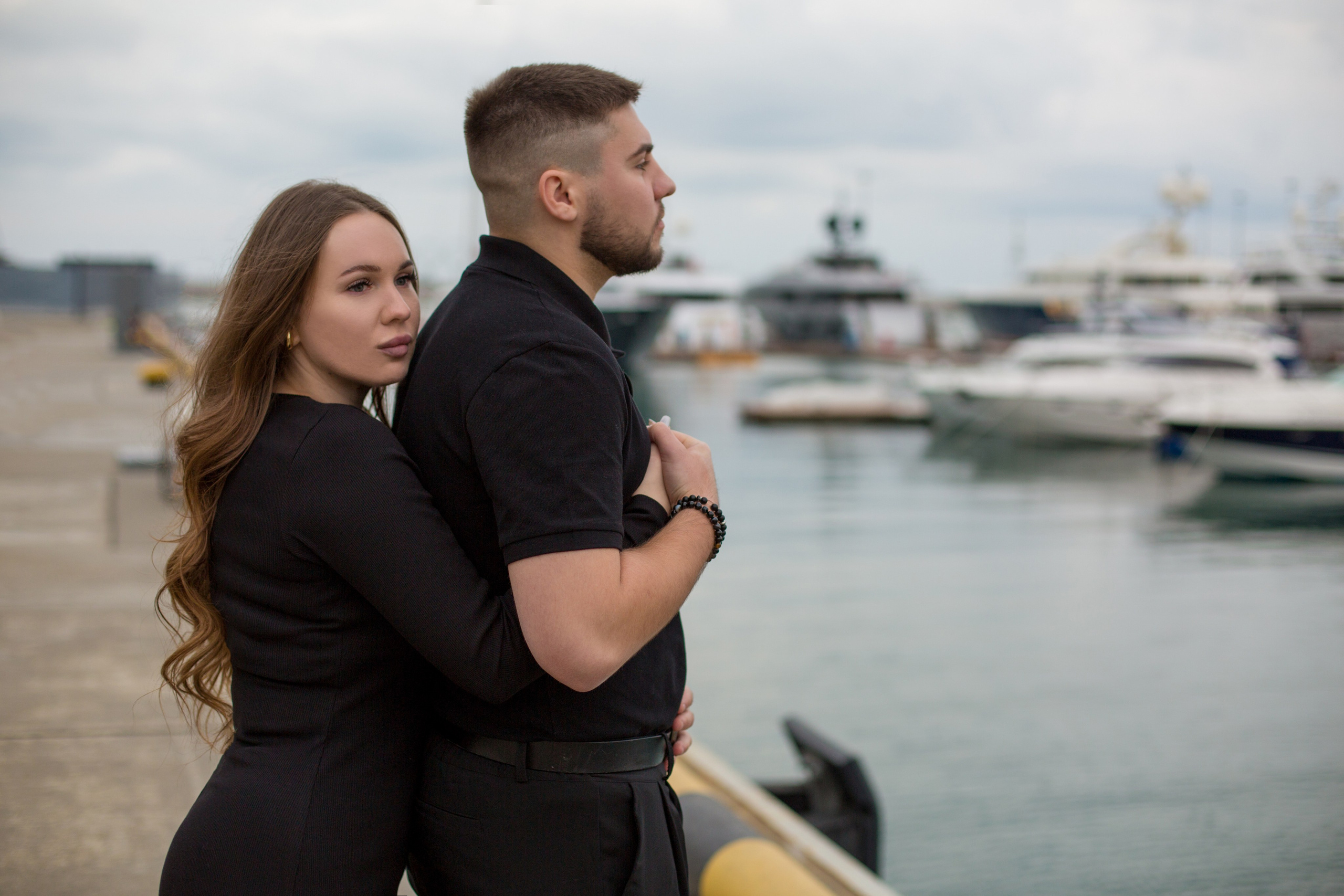 парень и девушка смотрят вдаль в морском порту