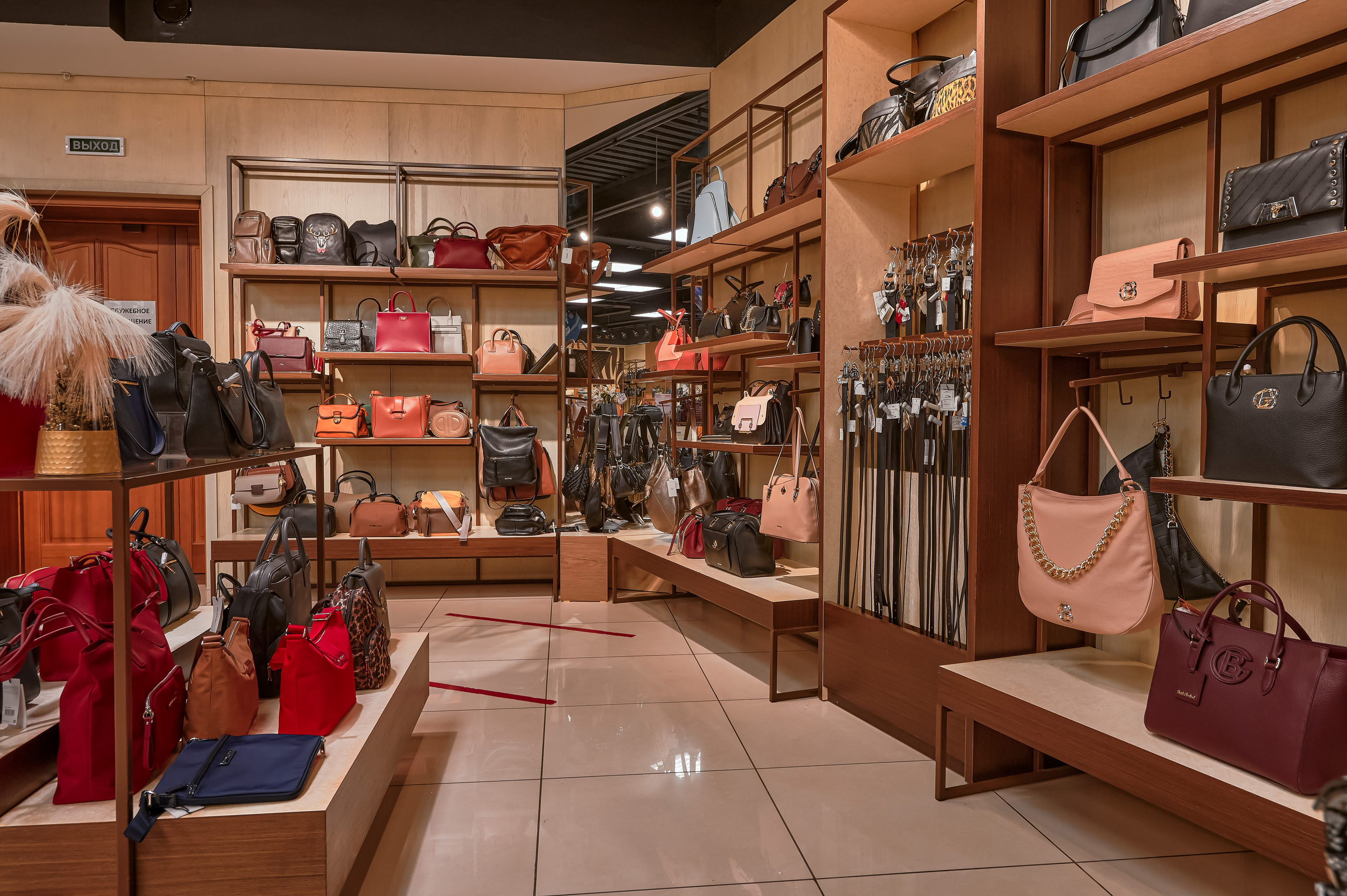 Портфолио по интерьерной и экстерьерной фотосъёмки: Мир сумок — Левый берег. Фотограф Яковлев Роман — Красноярск