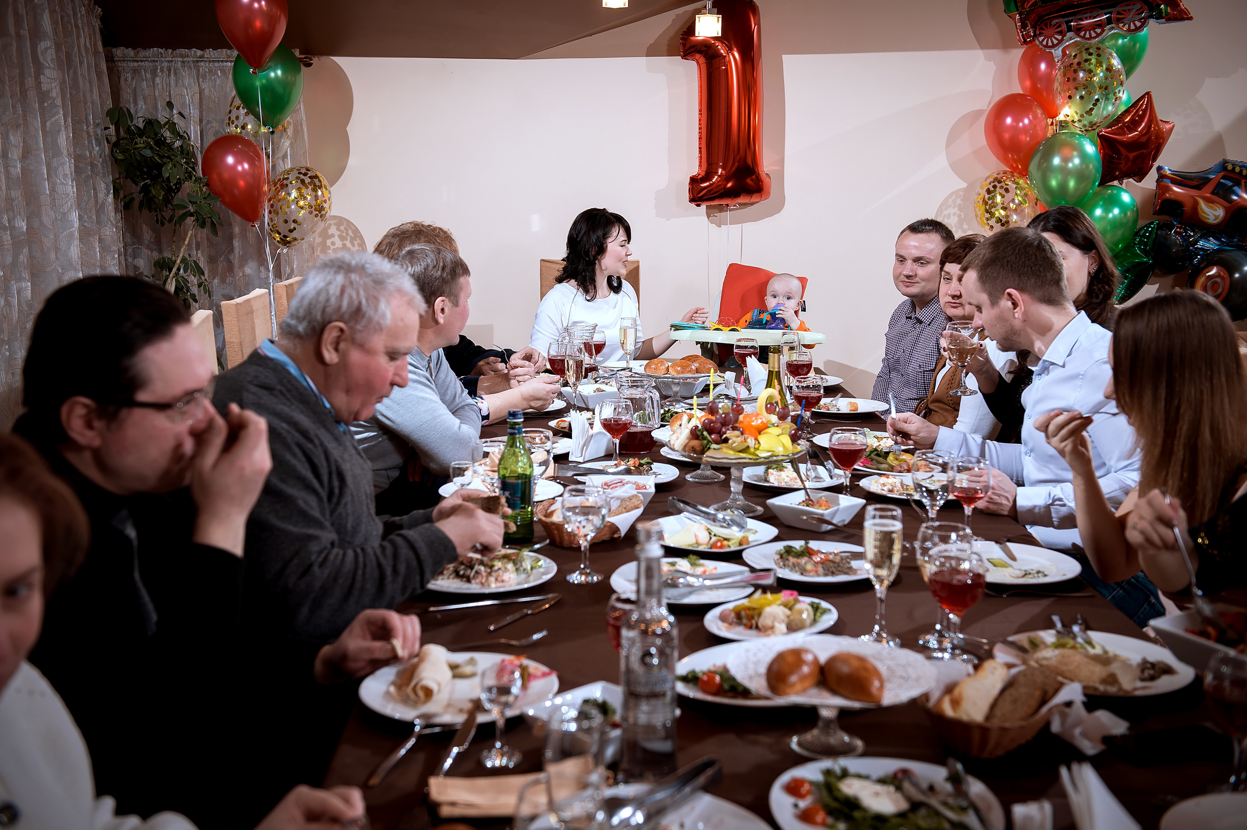 Фотосъемка празднования дня рождения в Пироговском дворике в Мытищах. Свадебный и семейный фотограф Виктория Носачёва. Щелково, Москва и МО