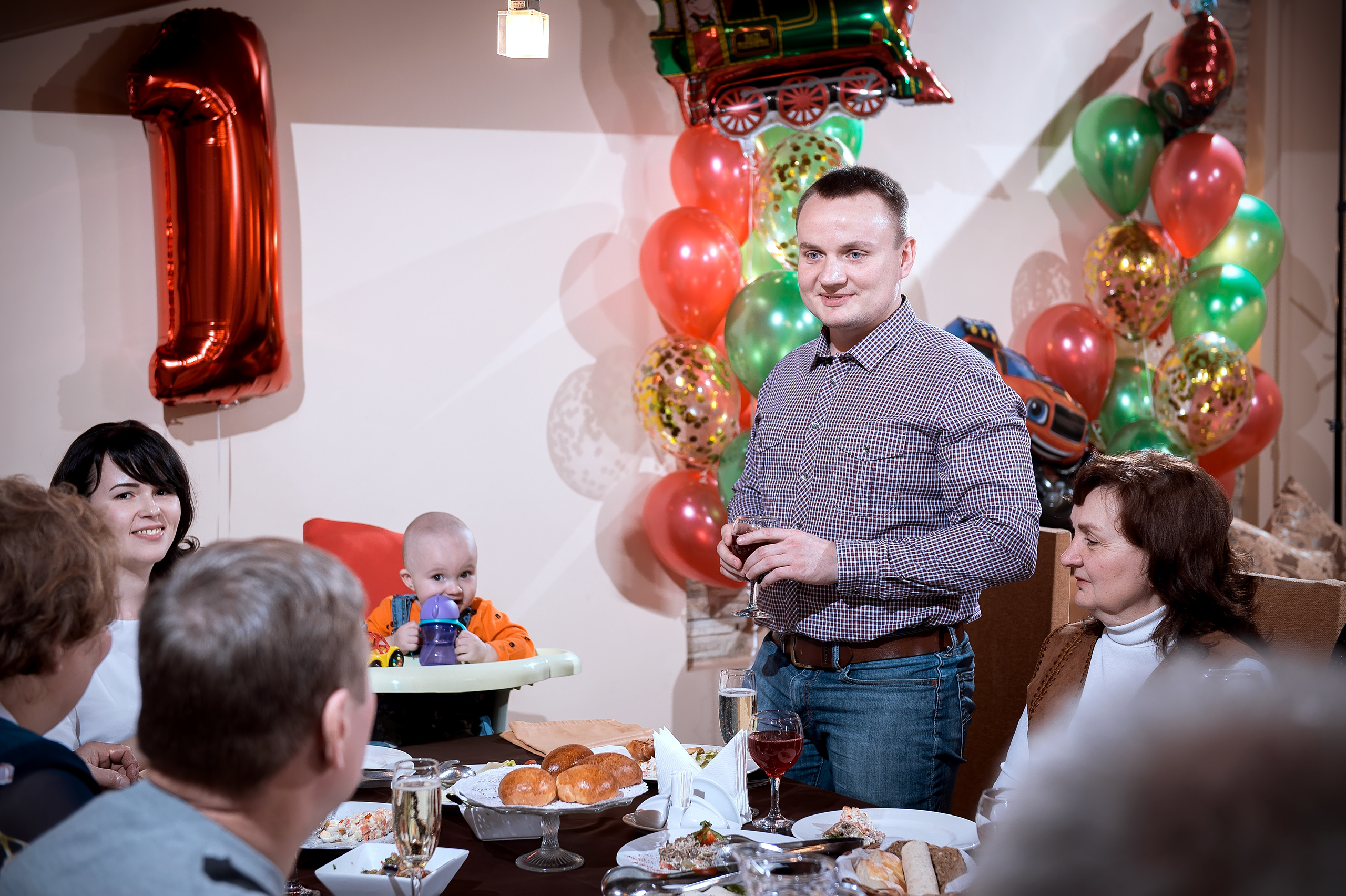 Фотосъемка празднования дня рождения в Пироговском дворике в Мытищах. Свадебный и семейный фотограф Виктория Носачёва. Щелково, Москва и МО