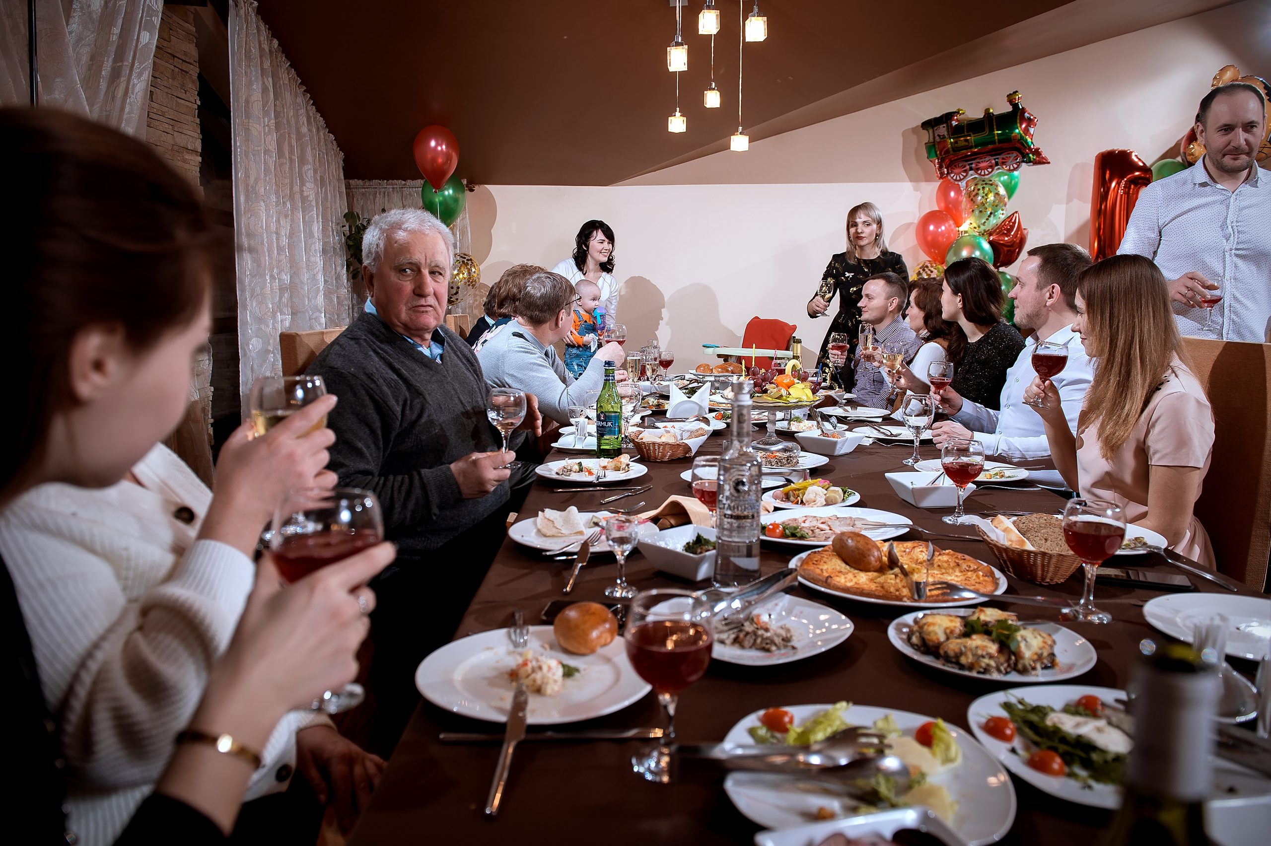 Фотосъемка празднования дня рождения в Пироговском дворике в Мытищах. Свадебный и семейный фотограф Виктория Носачёва. Щелково, Москва и МО