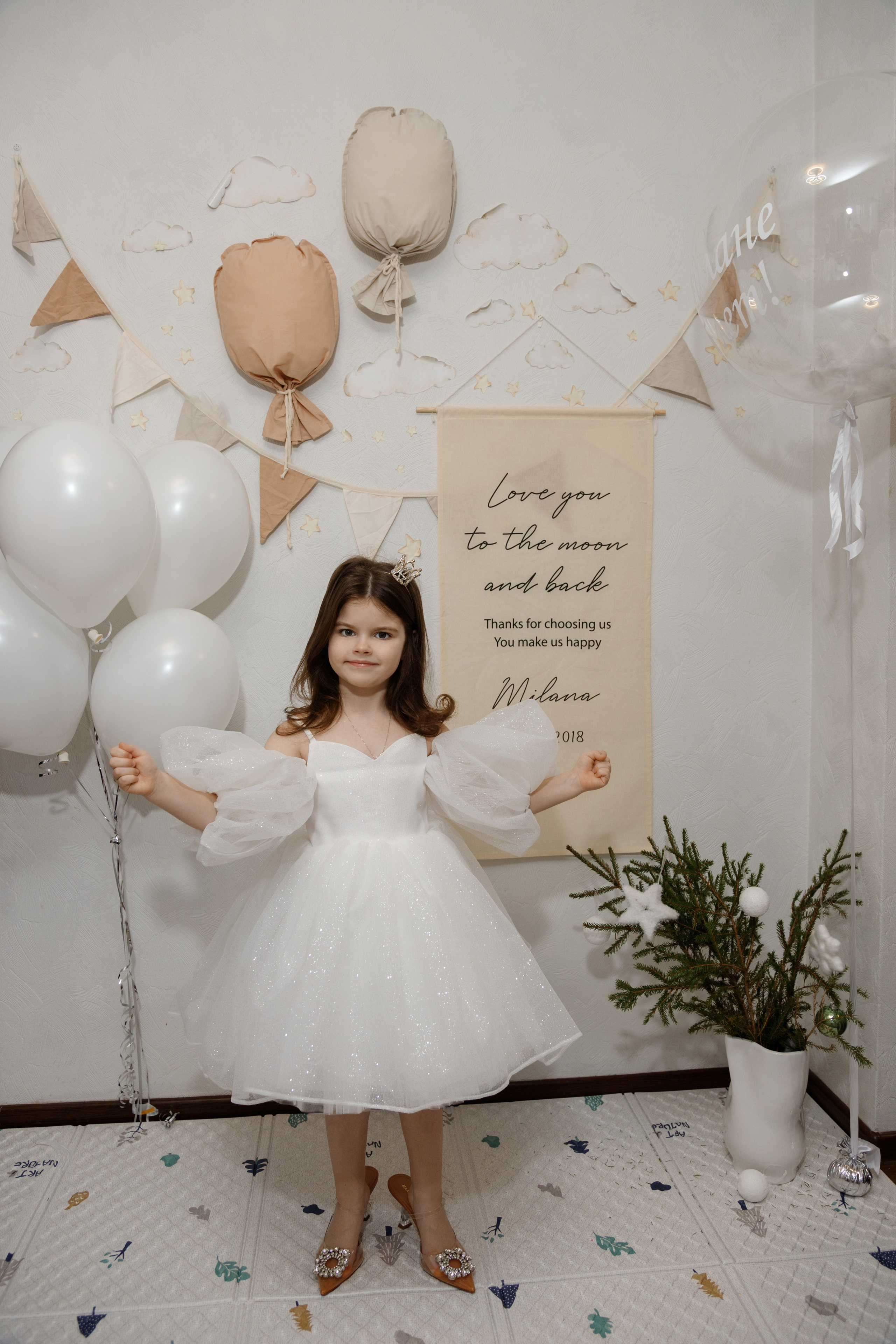 Фотосессия возле фотозоны дома. Фотограф Александра Сыщенко