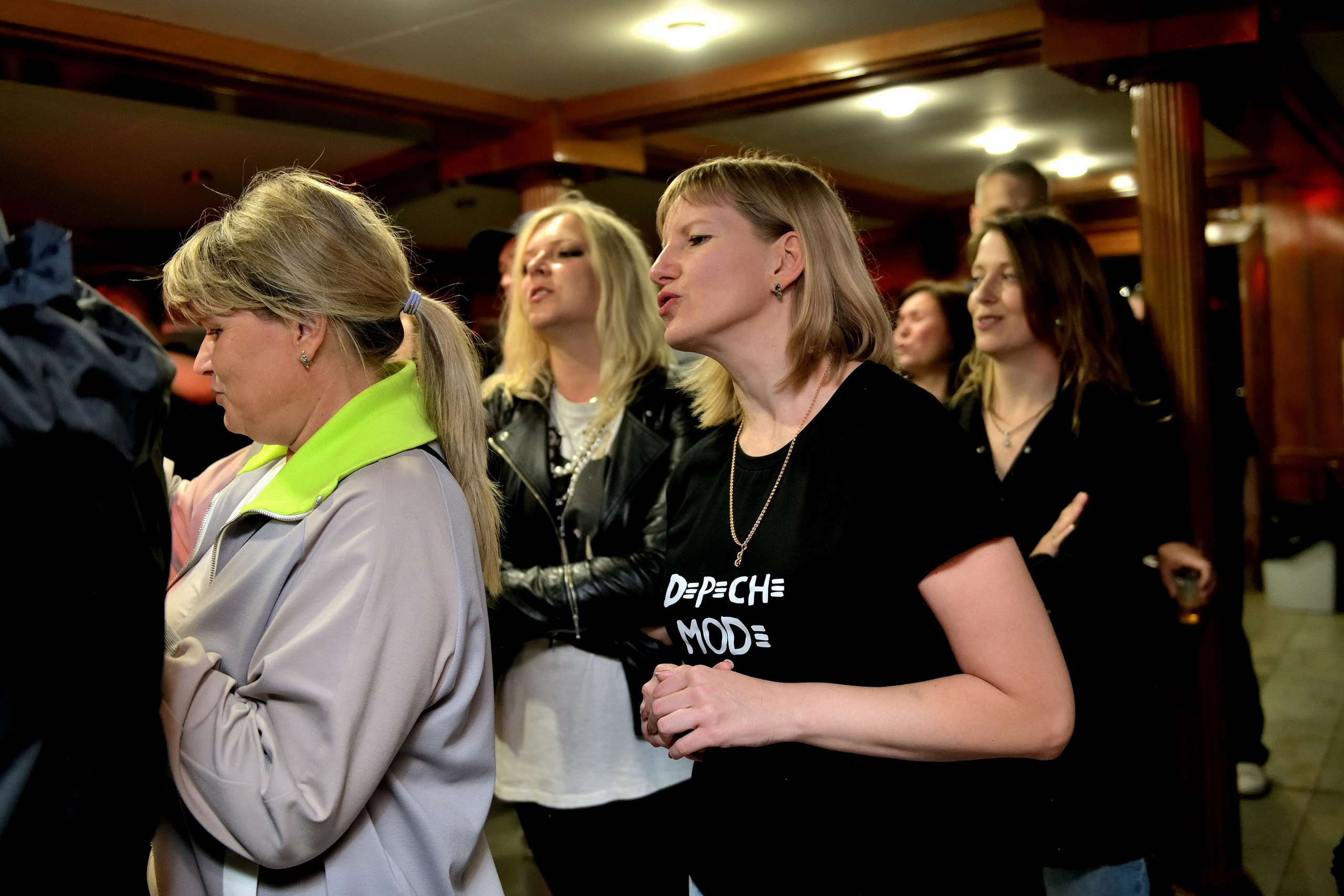 "Поклонники на концерте слушают любимую группу".