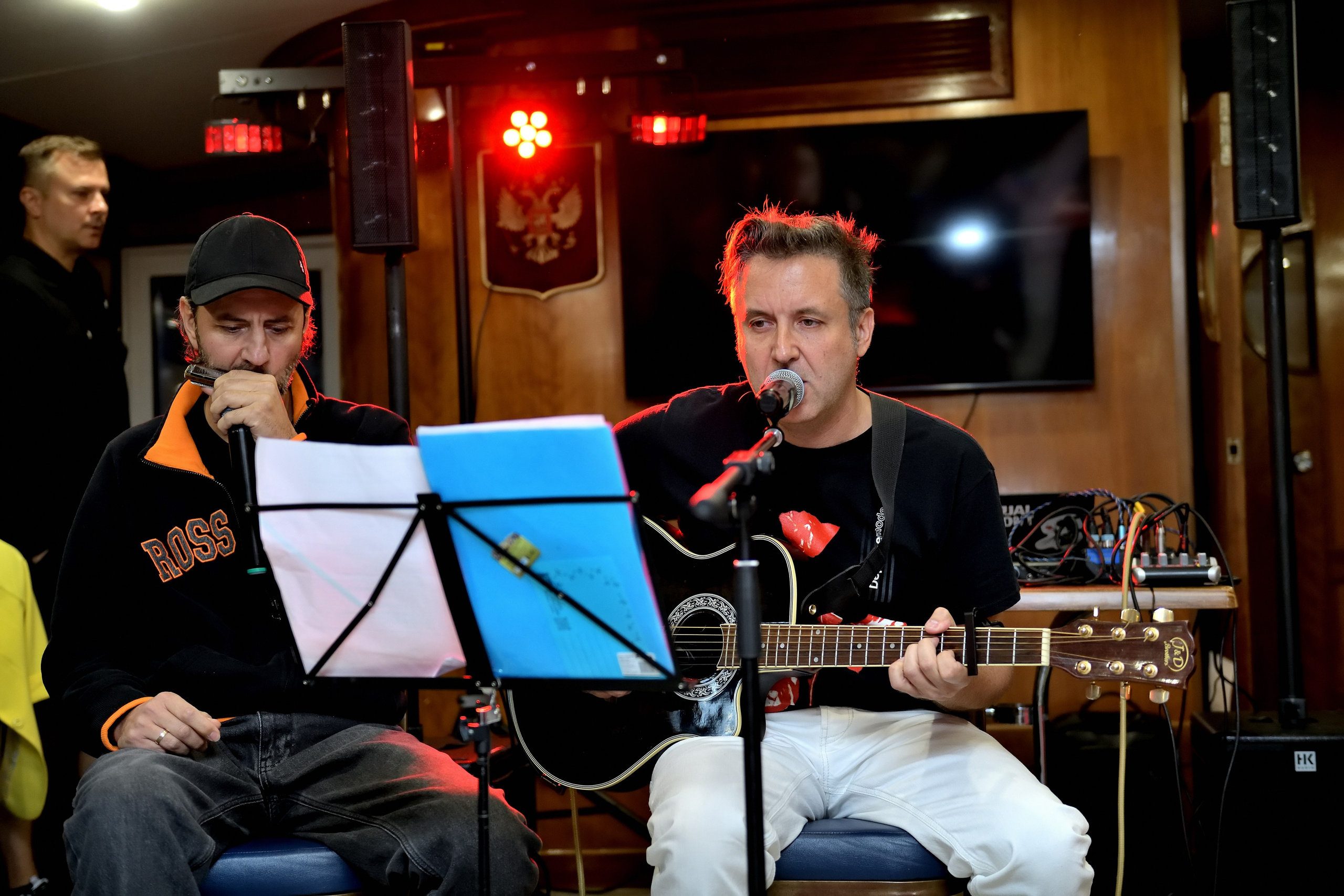 "Музыкант играет на гитаре на концерте".