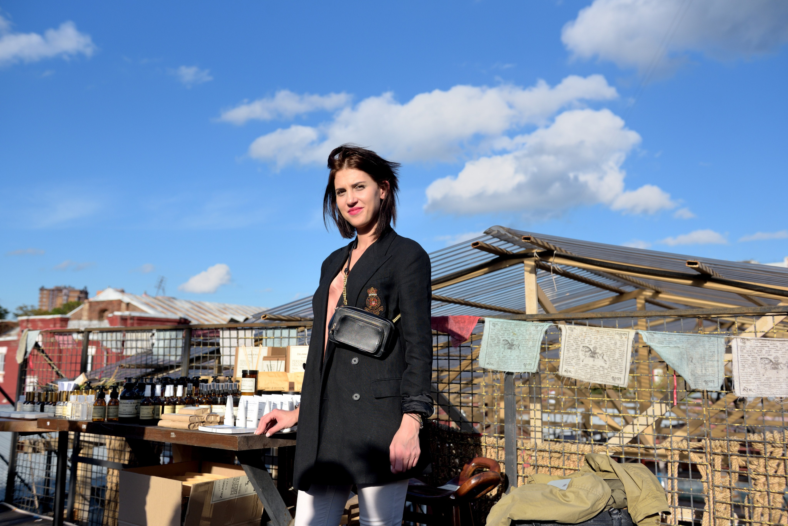 "Красивая девушка позирует на мероприятии".