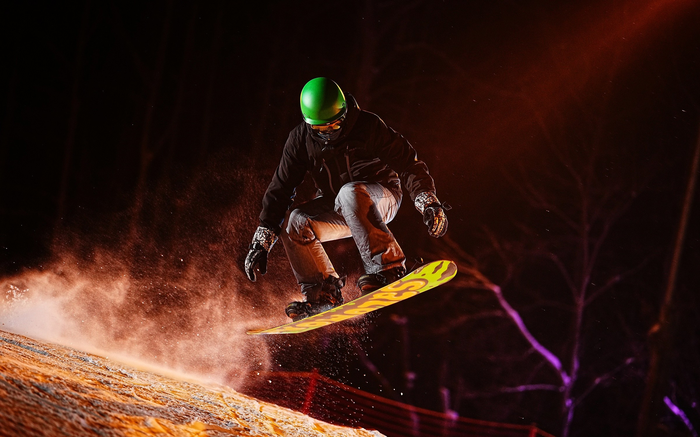 Вечернее и ночное катание на горных лыжах и сноуборде. Съемка с использованием внешних вспышек. Фото: Студитский Евгений