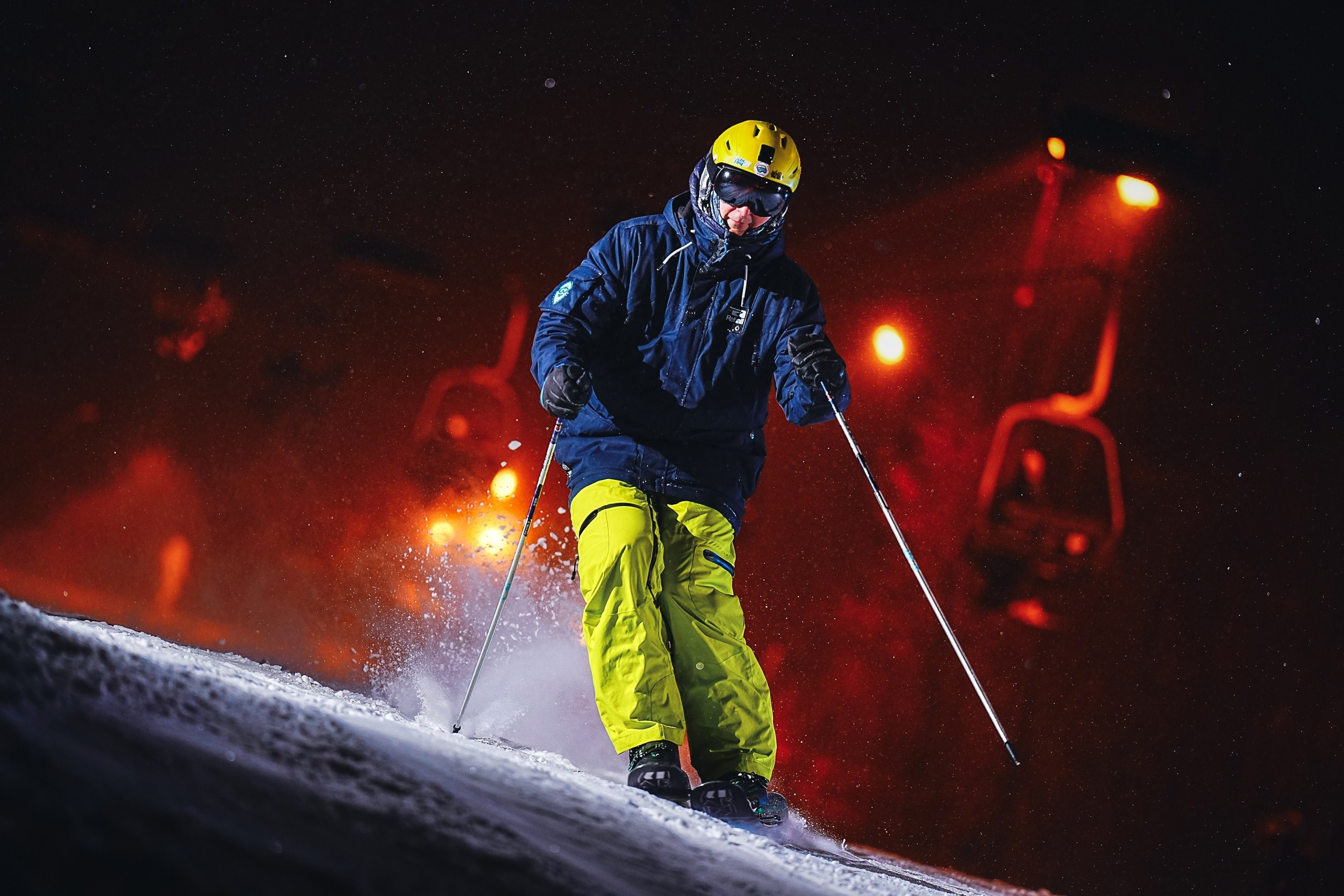 Вечерняя съёмка на склонах с использованием внешних вспышек. Фотограф Студитский Евгений