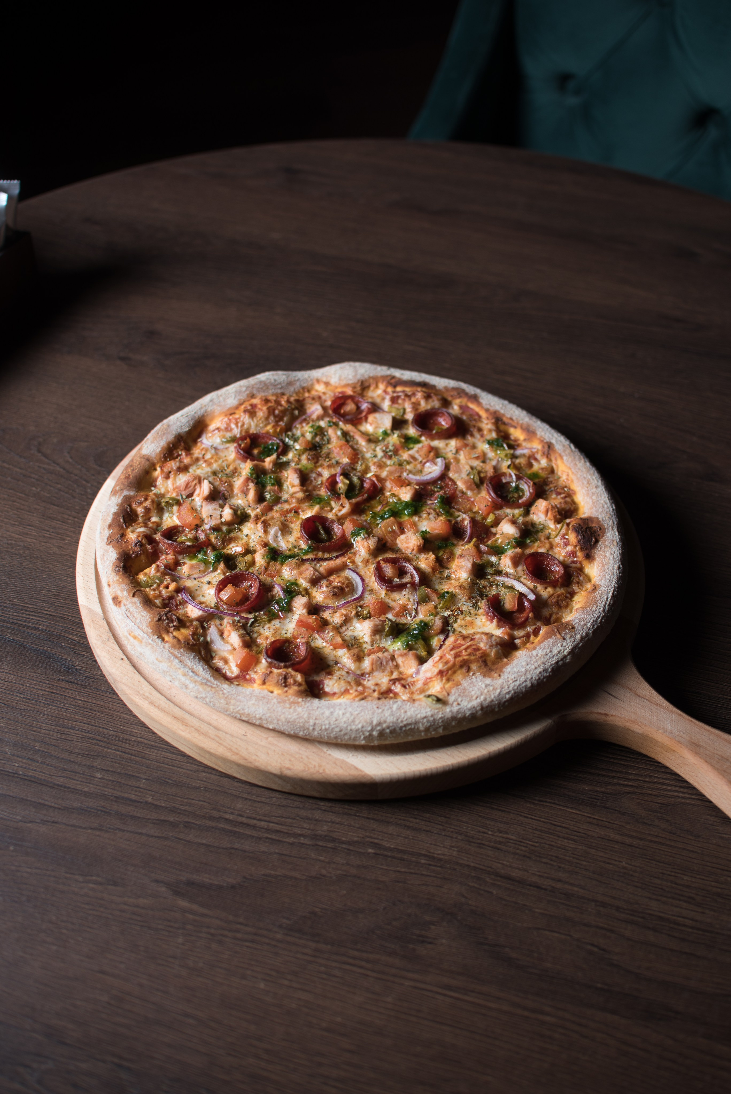 food фотограф Тимур Хабибуллин Уфа - пицца на деревянном подносе 